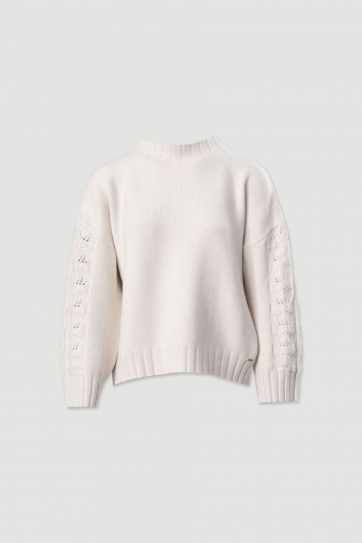 Camisola de malha com detalhe perfurado nas mangas