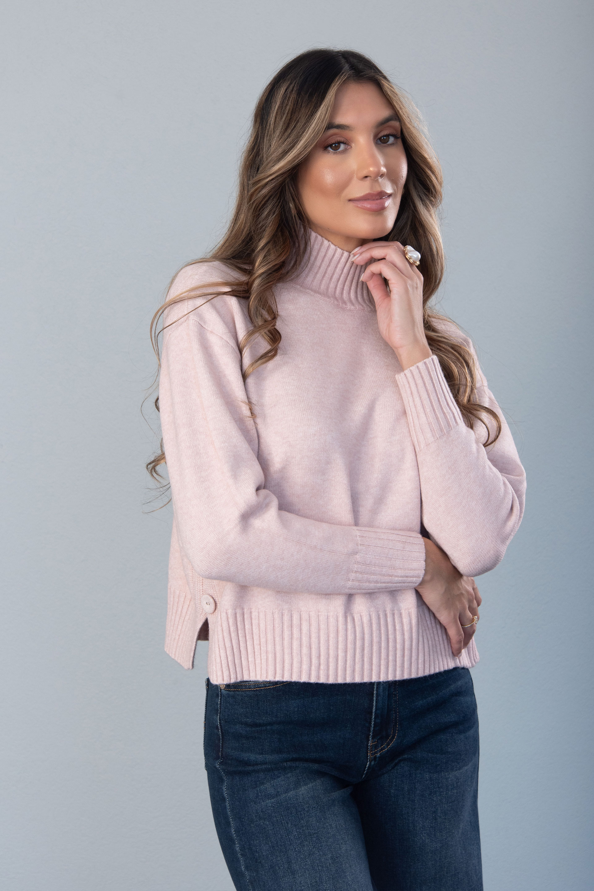 Camisola de malha com gola subida e botões laterais