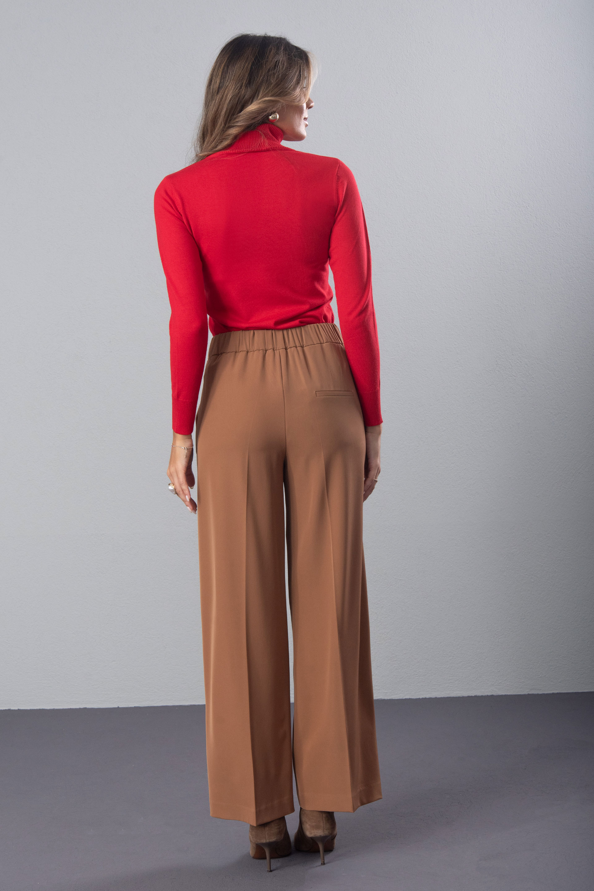 Calça wide leg com detalhe de fivelas
