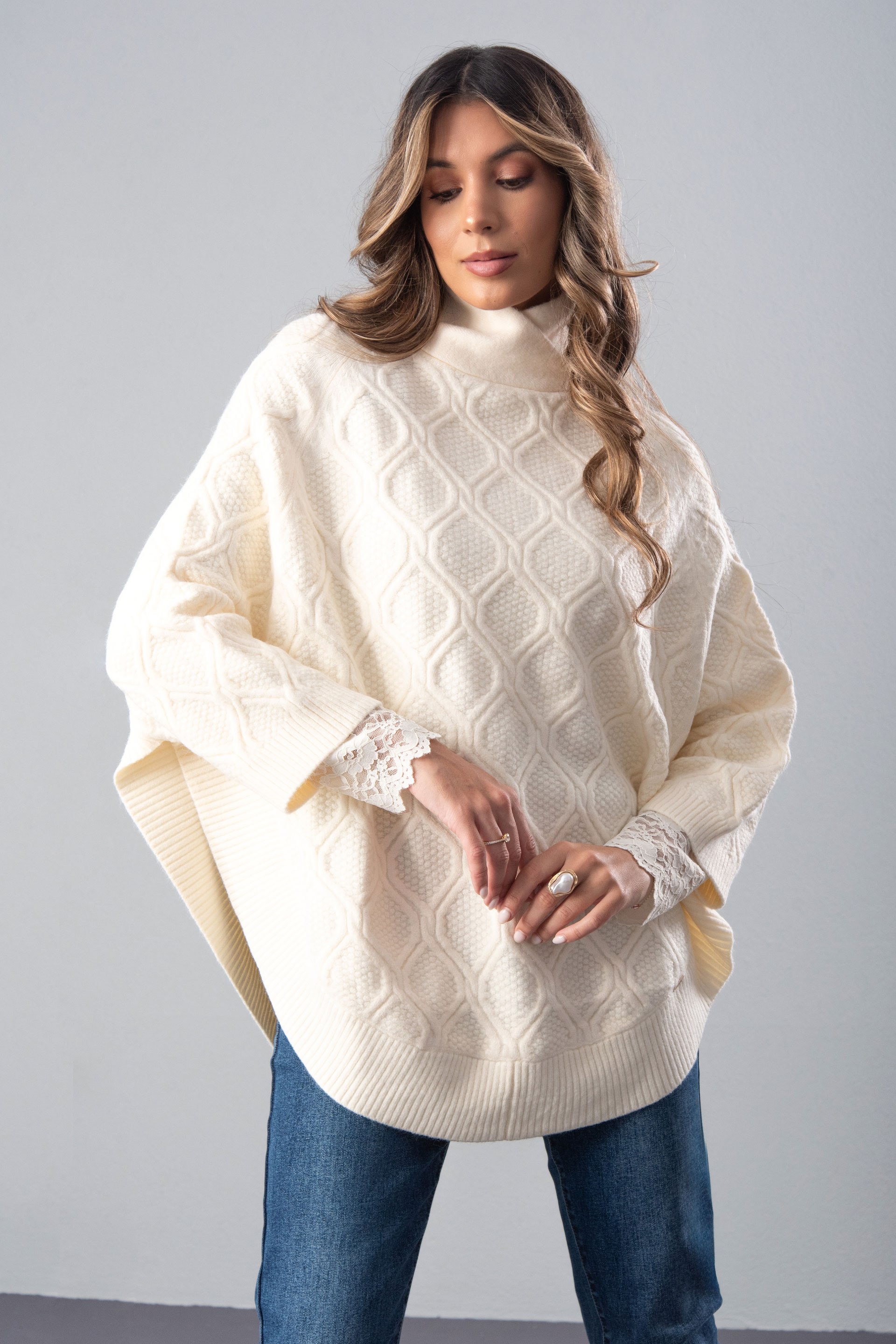 Capa de malha com efeito trabalhado e gola cruzada