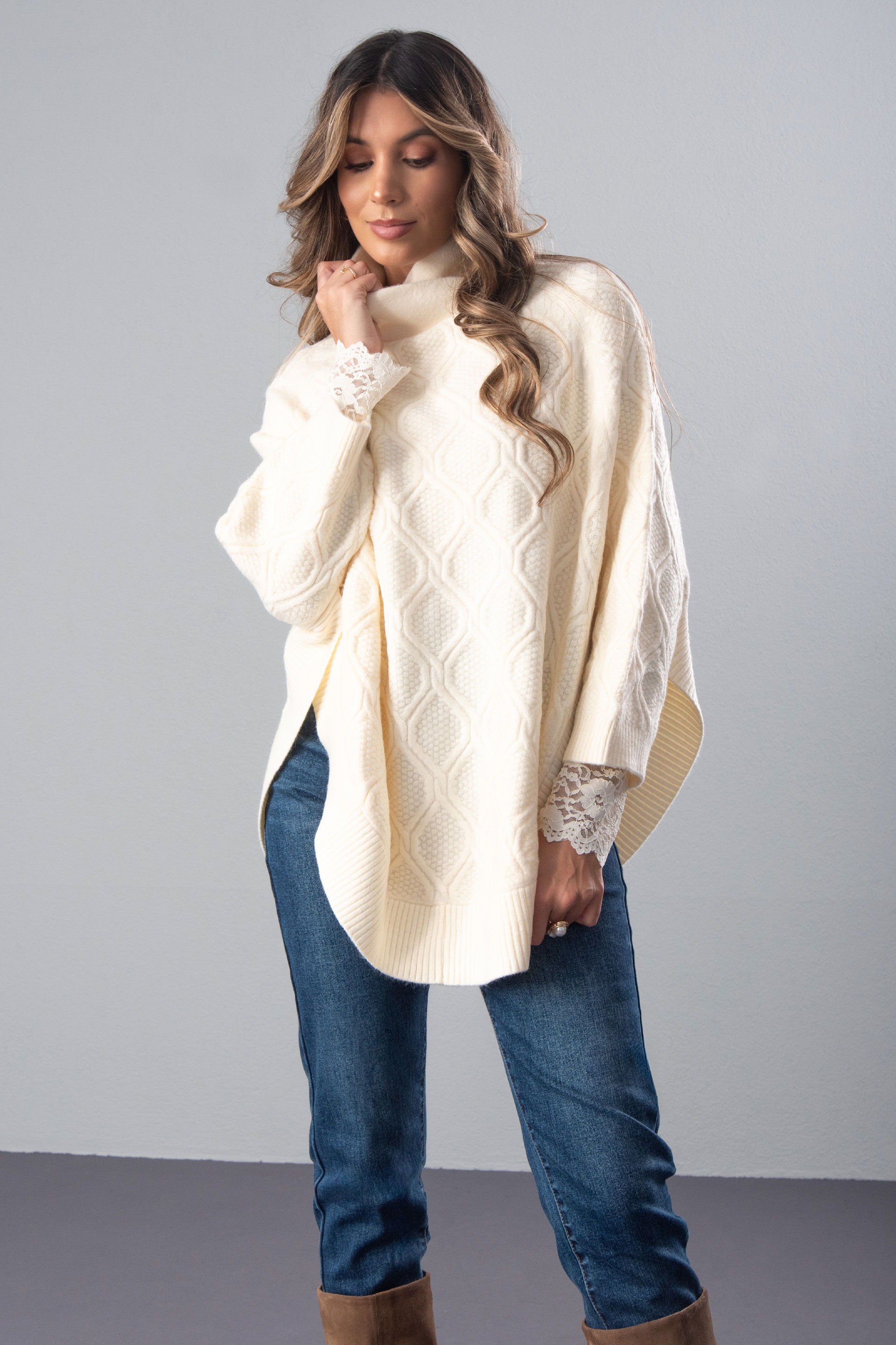 Capa de malha com efeito trabalhado e gola cruzada