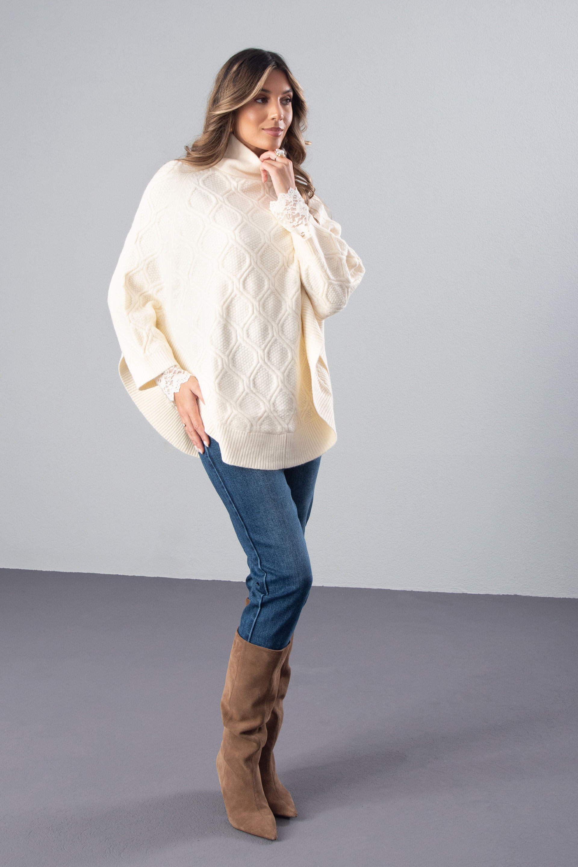 Capa de malha com efeito trabalhado e gola cruzada