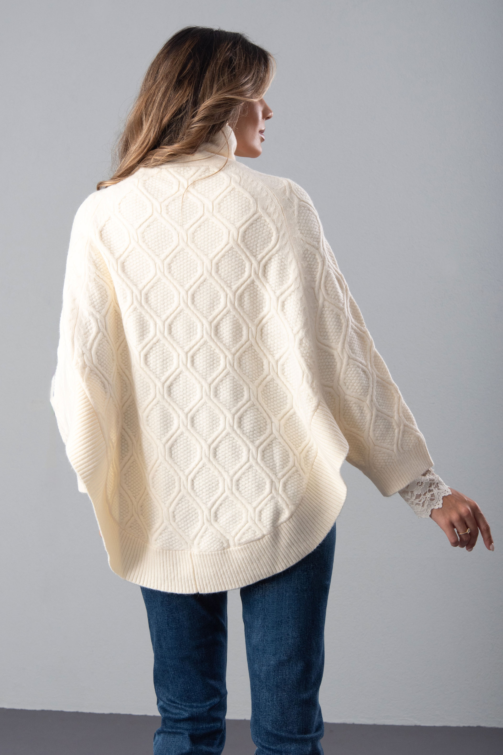 Capa de malha com efeito trabalhado e gola cruzada