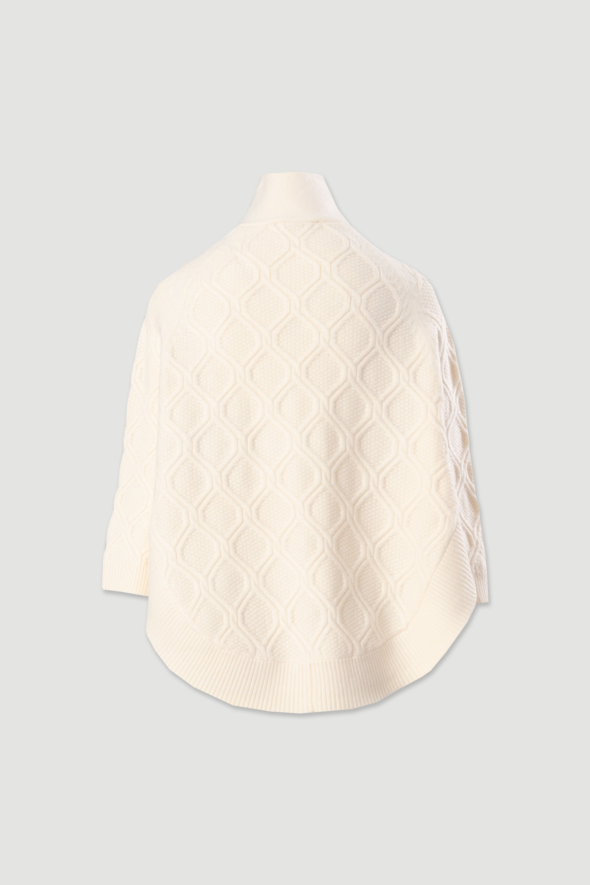 Capa de malha com efeito trabalhado e gola cruzada