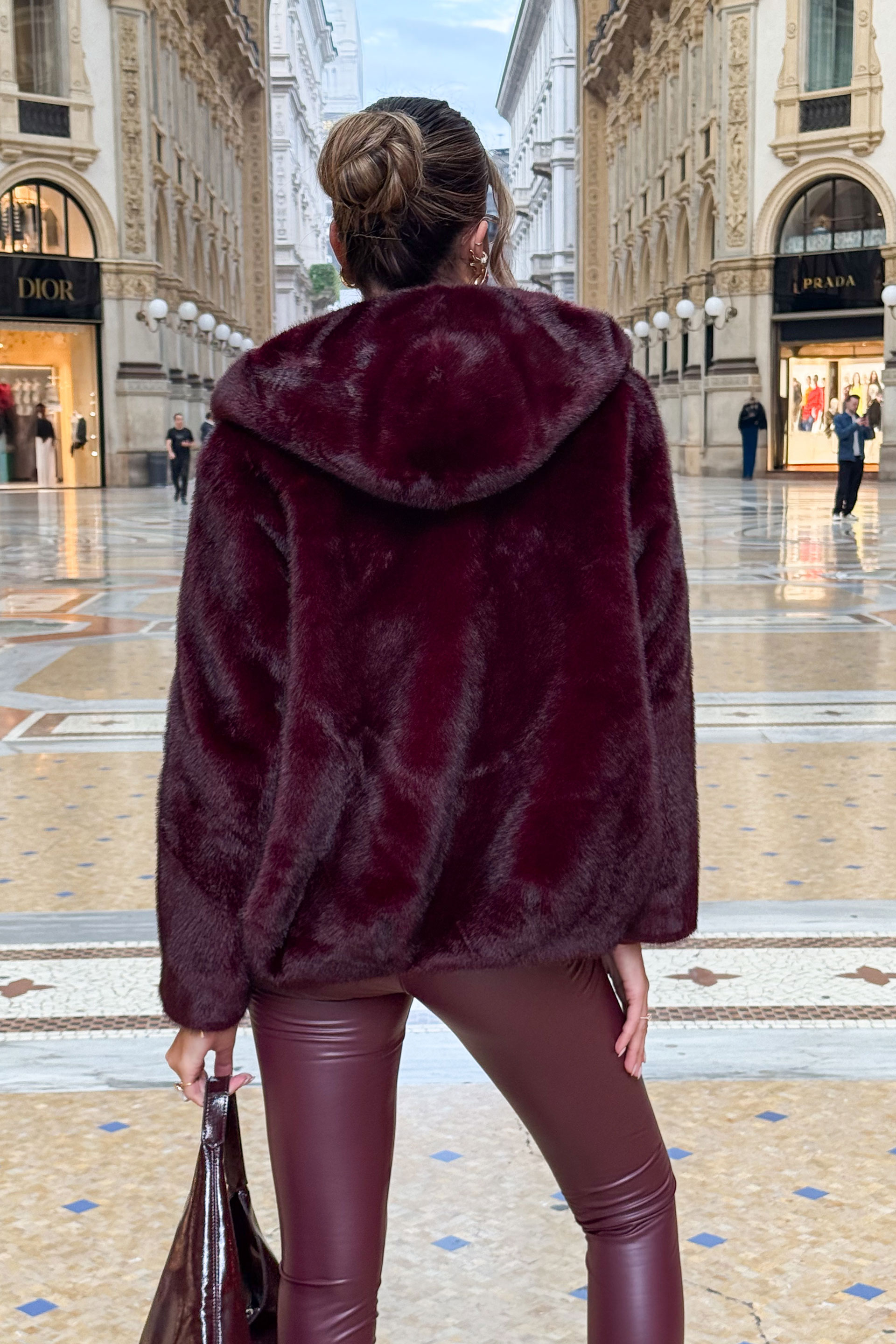 Casaco curto em pêlo com capuz