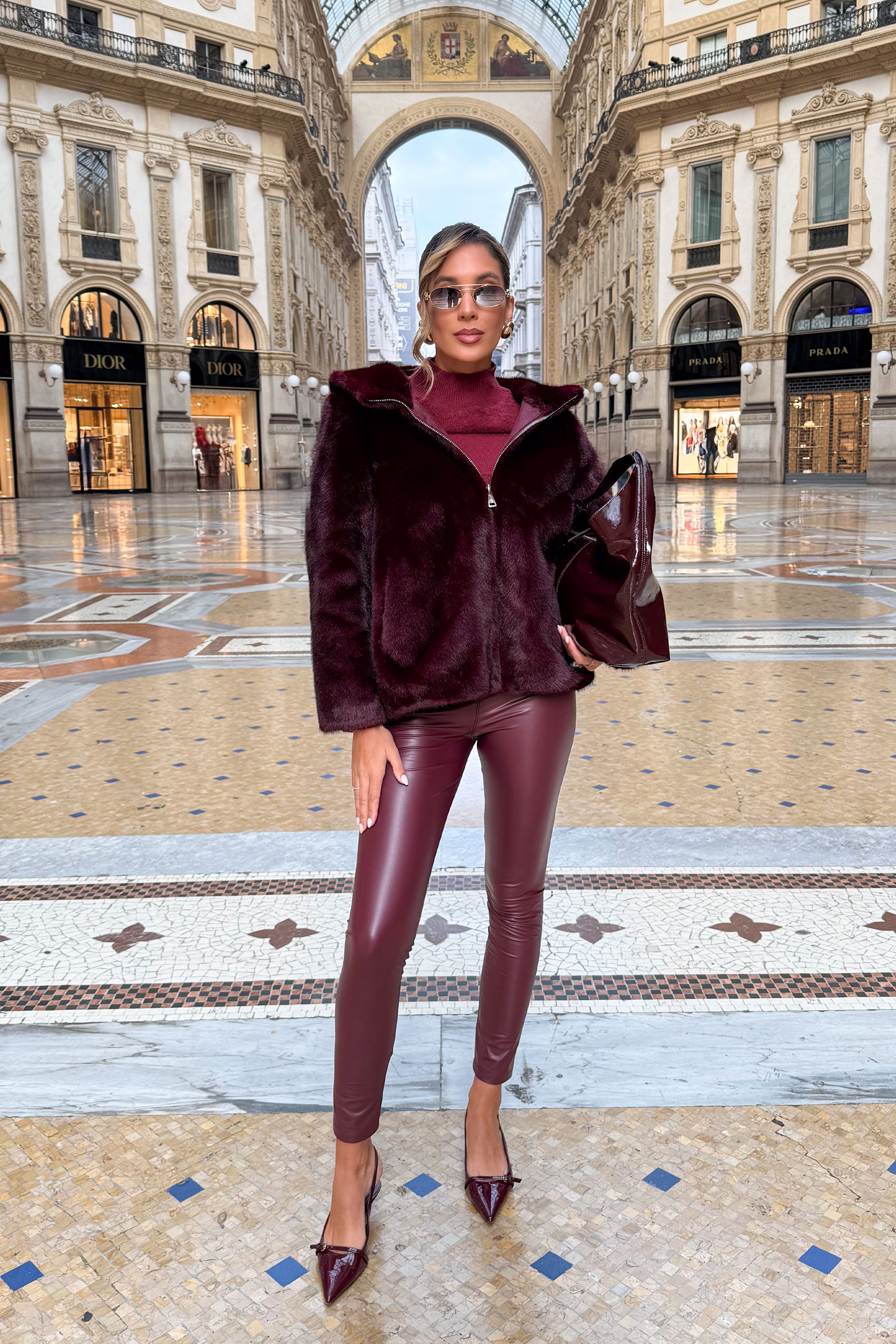 Casaco curto em pêlo com capuz