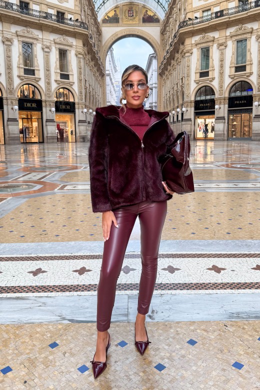 Manteau court en fausse fourrure avec capuche Manteau court en fausse fourrure avec capuche
