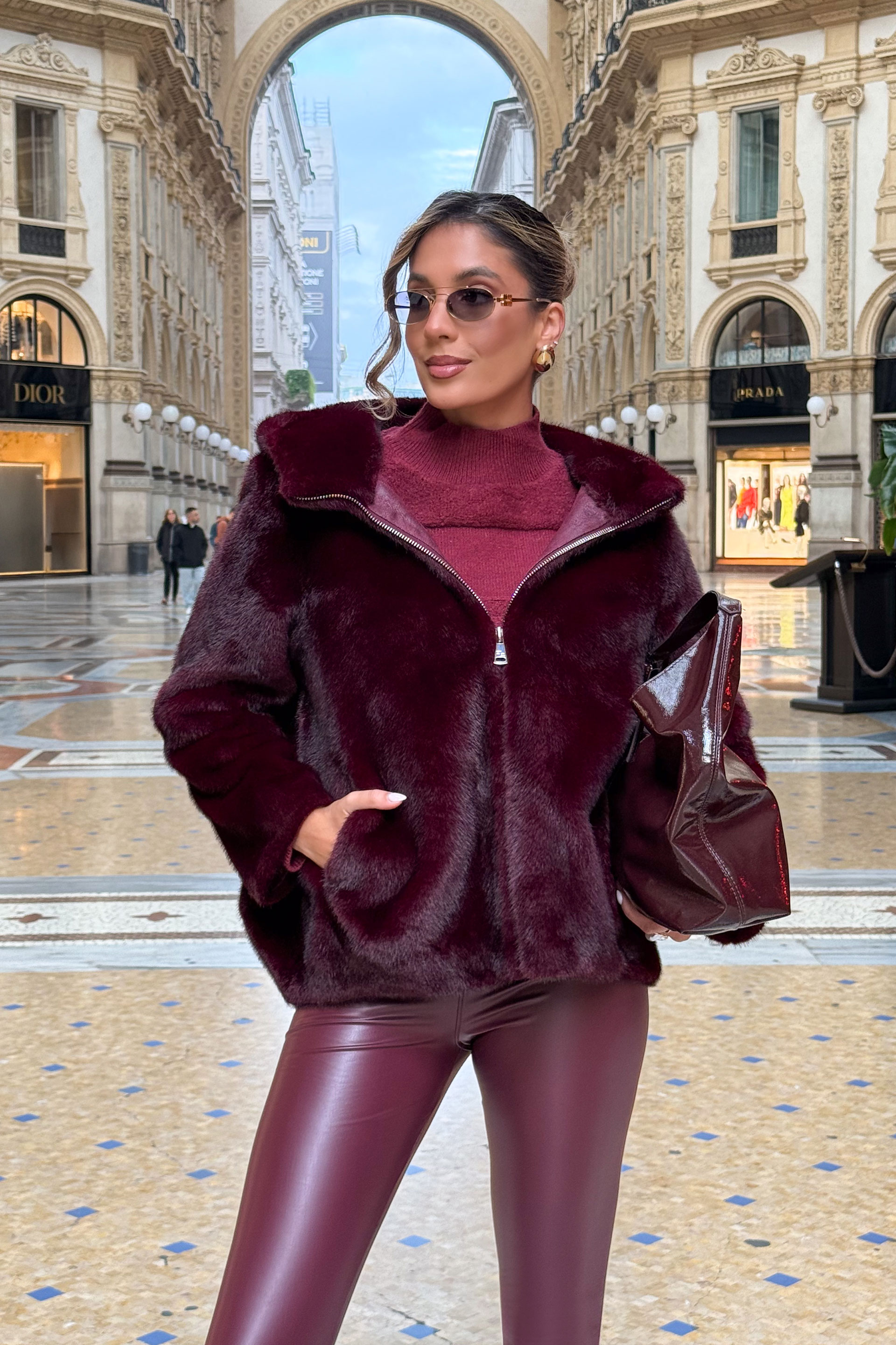 Casaco curto em pêlo com capuz