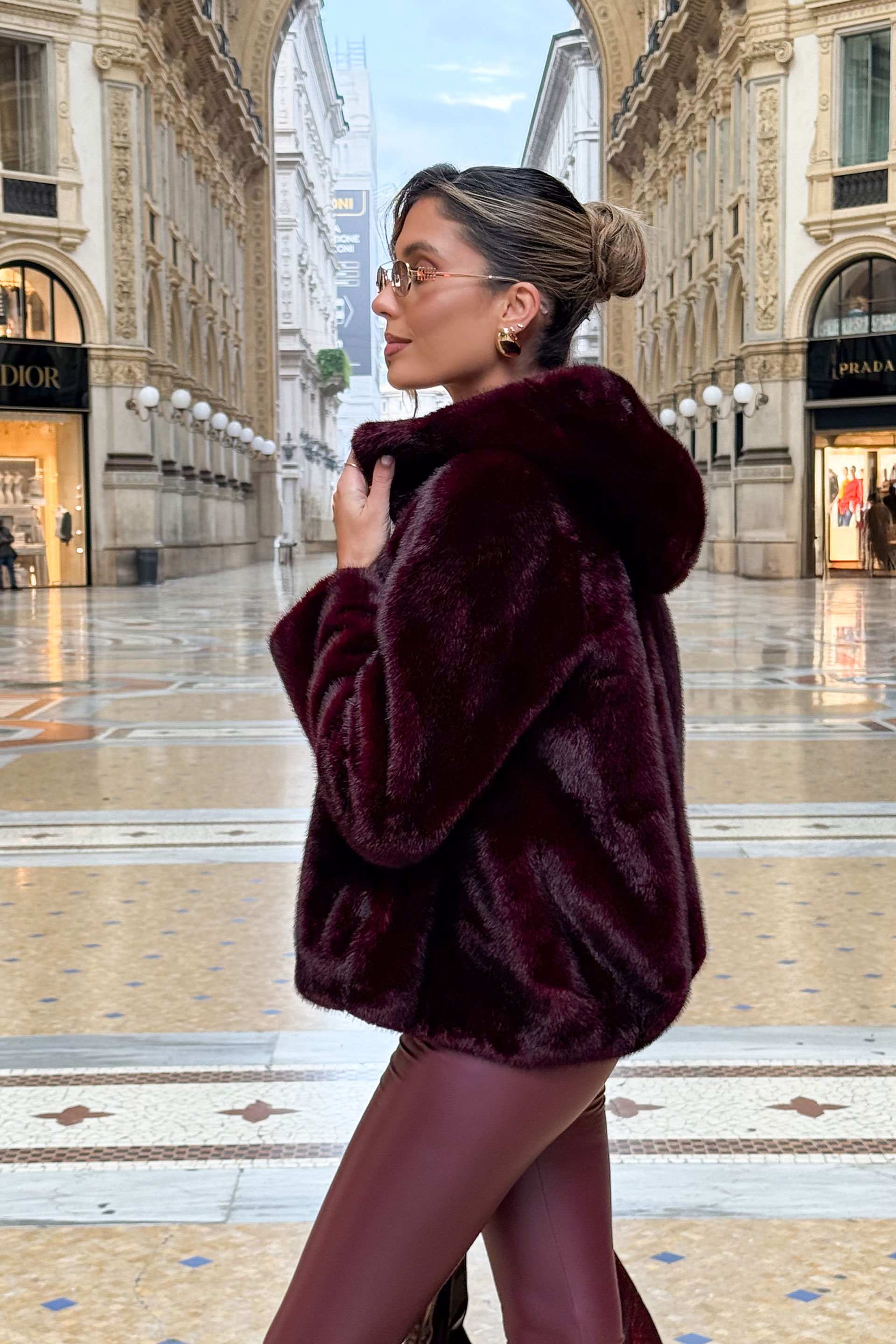 Casaco curto em pêlo com capuz