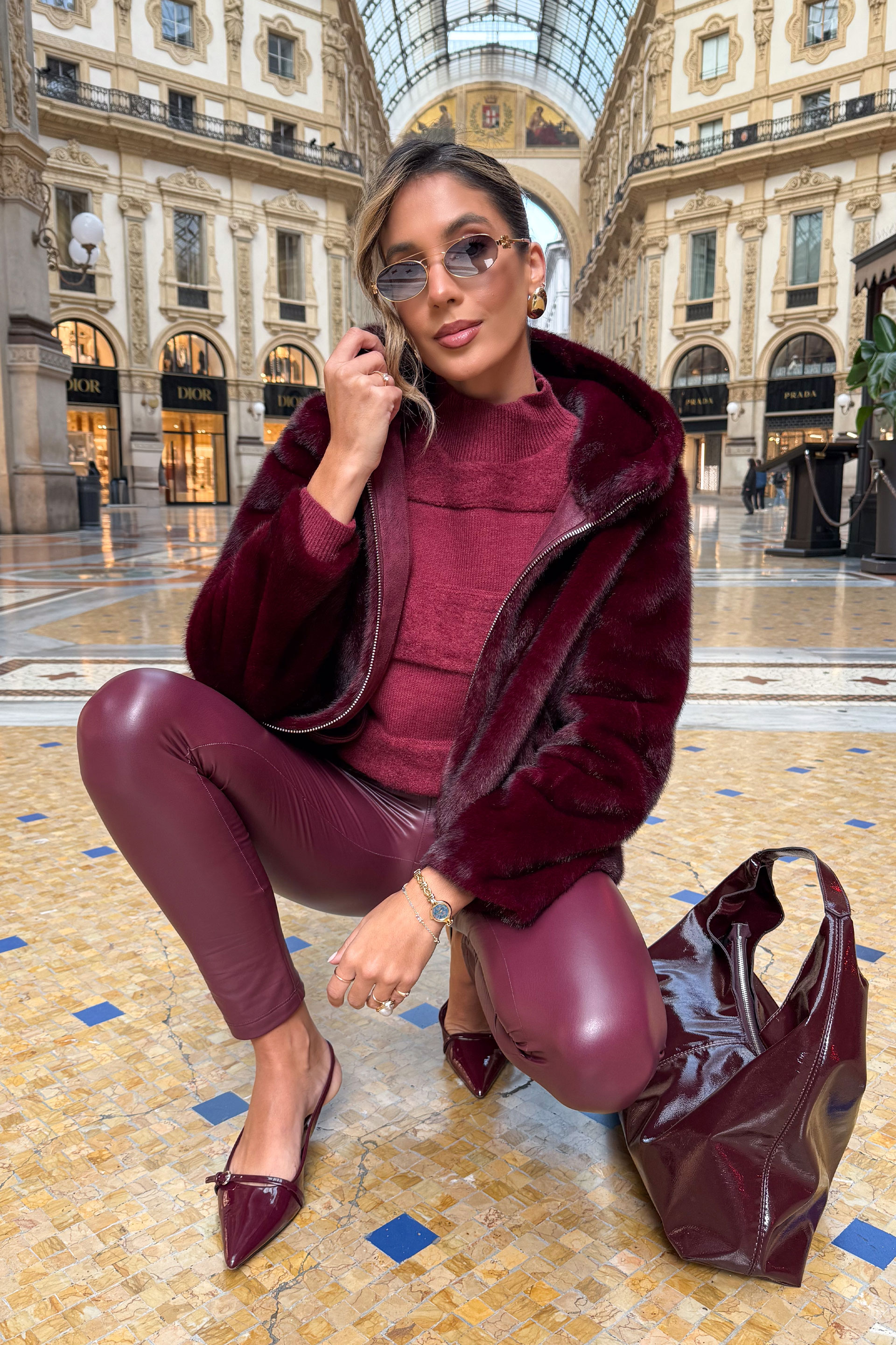 Casaco curto em pêlo com capuz