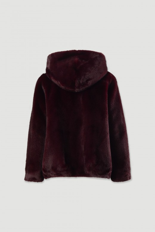 Manteau court en fausse fourrure avec capuche Manteau court en fausse fourrure avec capuche