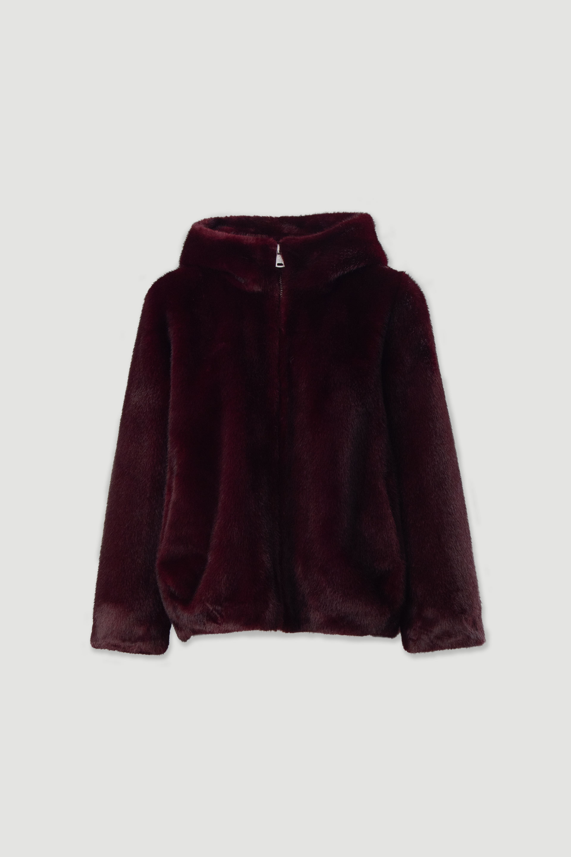 Casaco curto em pêlo com capuz