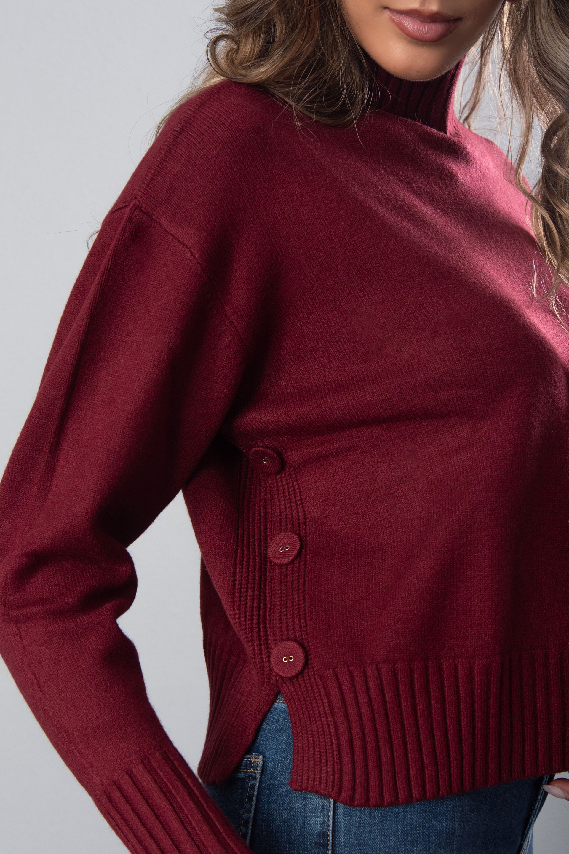 Camisola de malha com gola subida e botões laterais