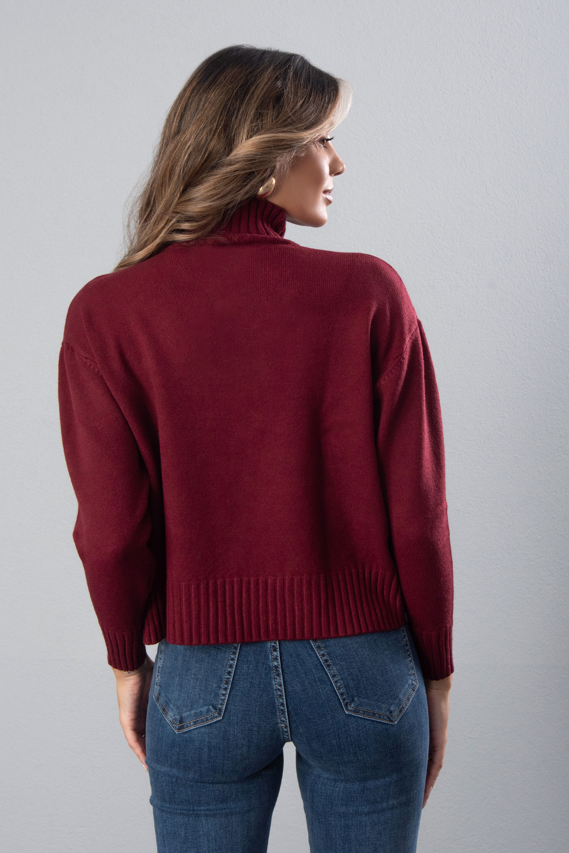 Camisola de malha com gola subida e botões laterais