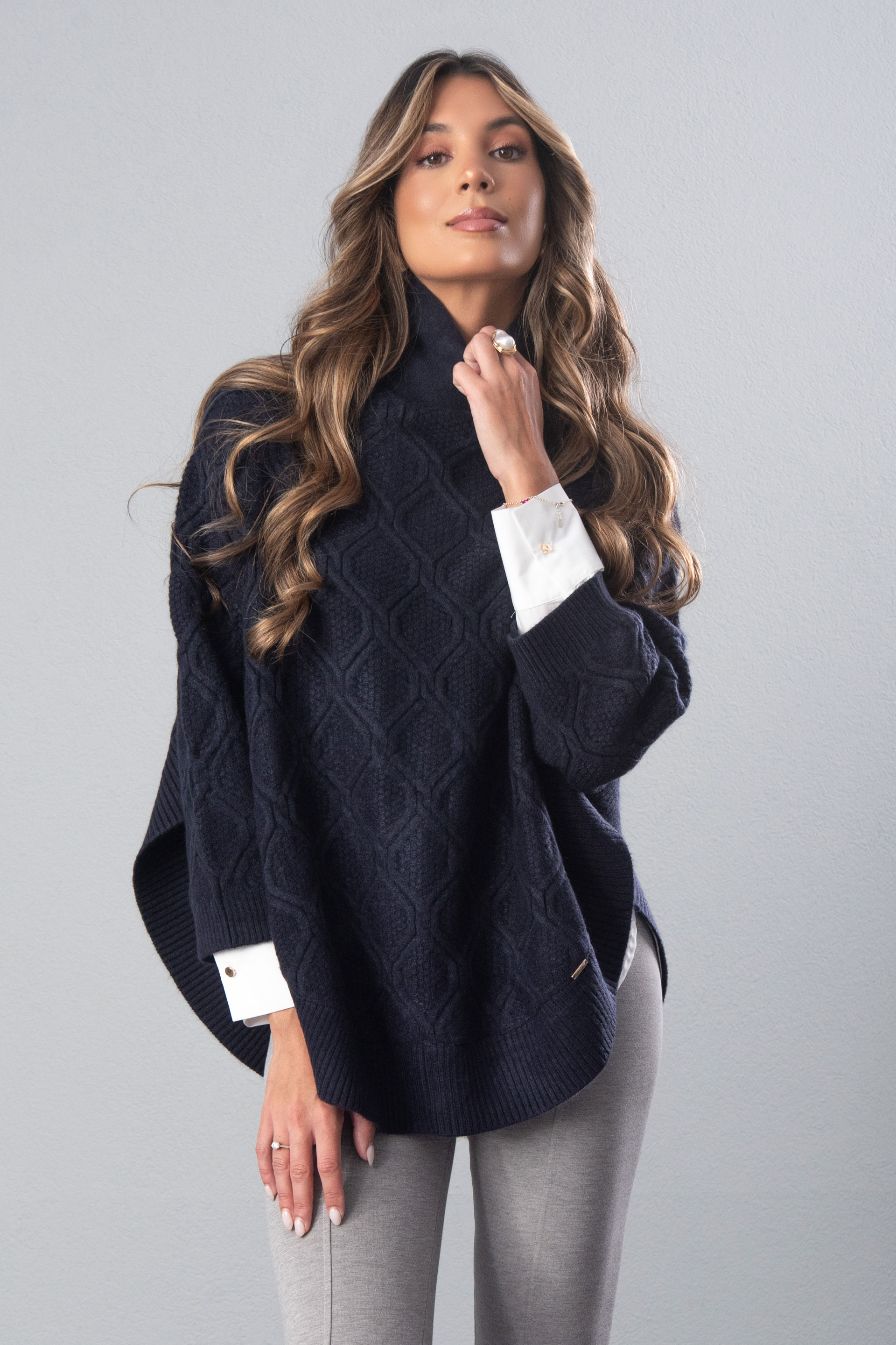 Capa de malha com efeito trabalhado e gola cruzada