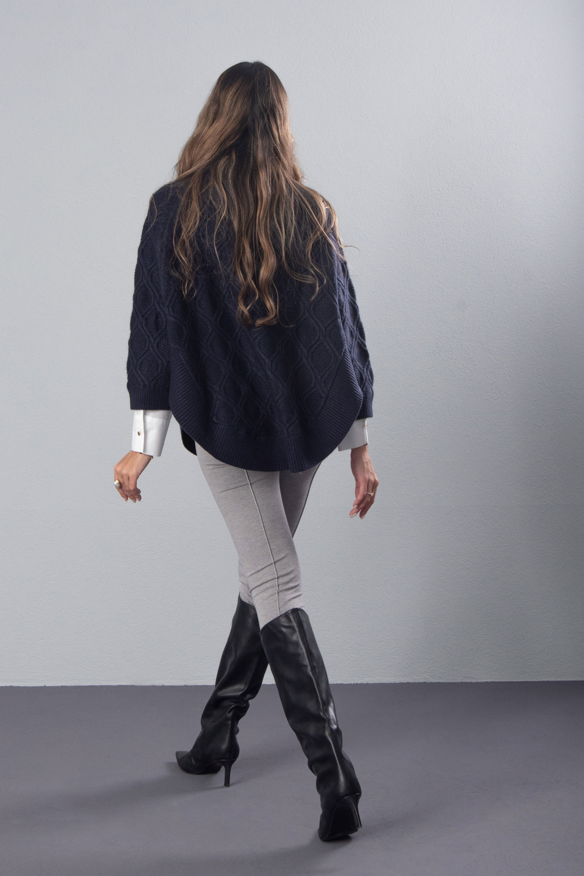 Capa de malha com efeito trabalhado e gola cruzada