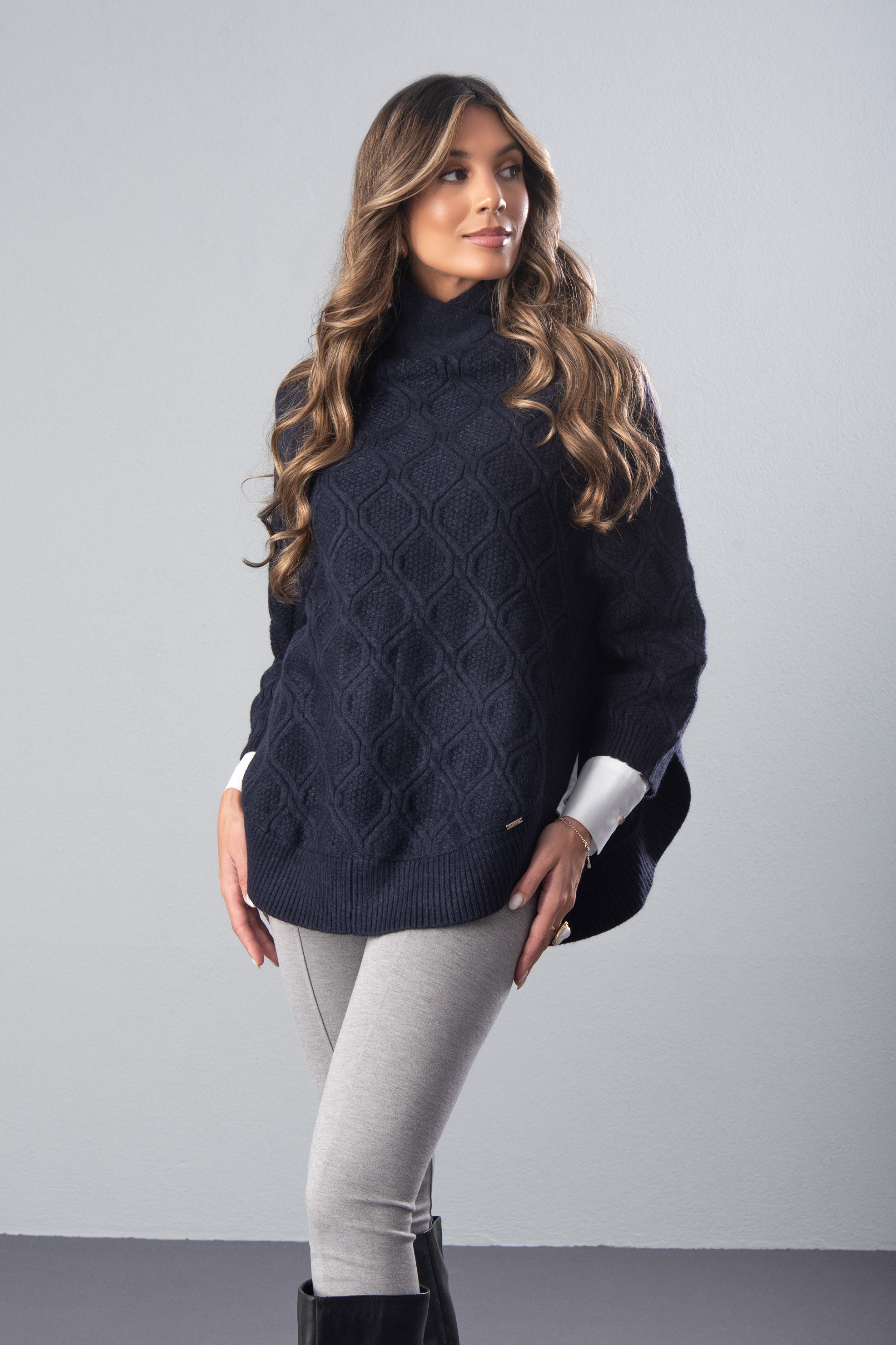 Capa de malha com efeito trabalhado e gola cruzada