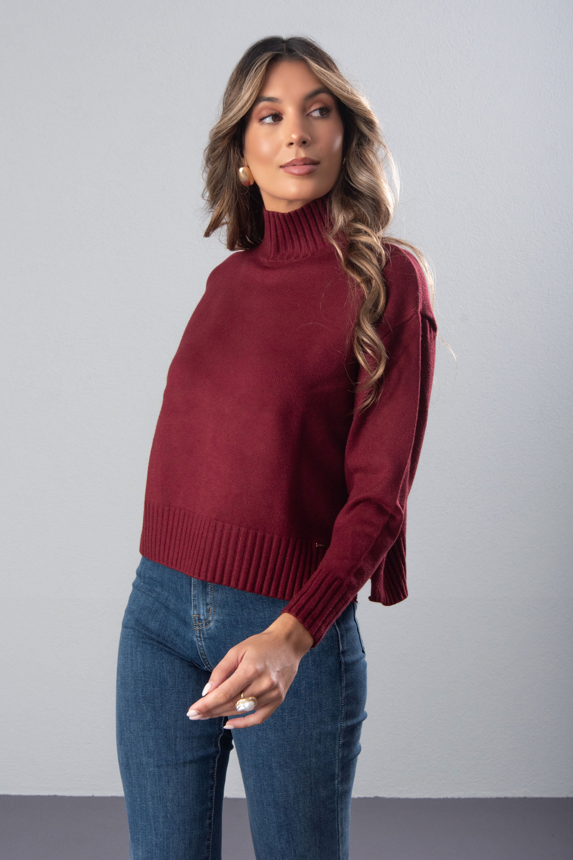 Camisola de malha com gola subida e botões laterais