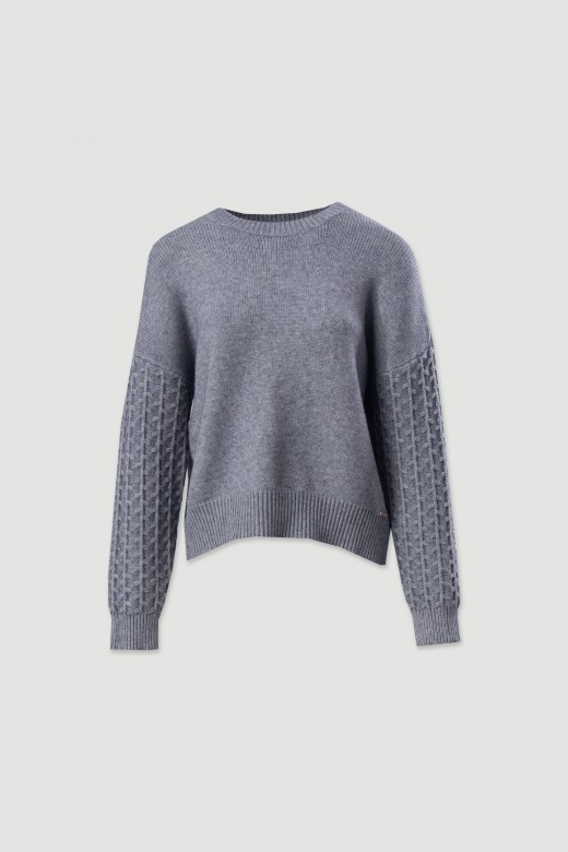 Knitted jumper with textured sleeves