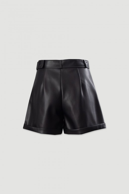 Calção curto em polipele com cinto Calção curto em polipele com cinto