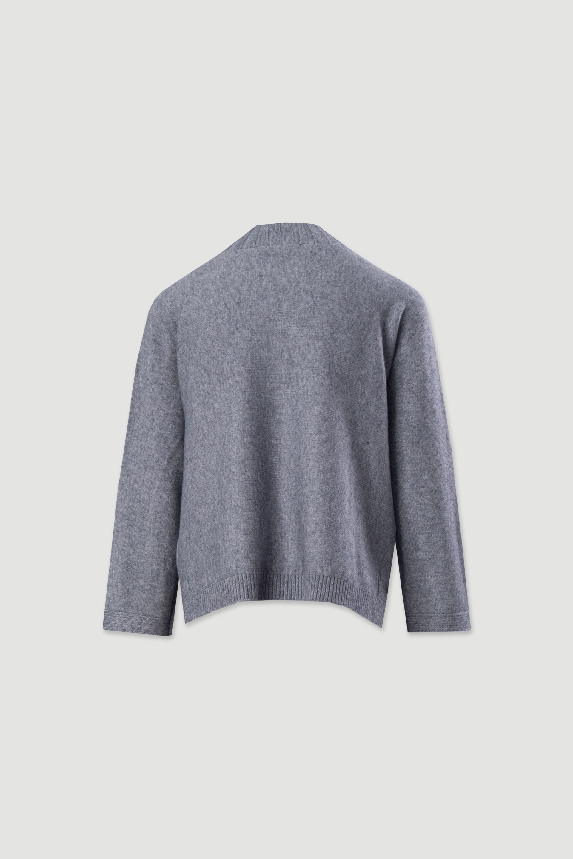 Pull en maille avec torsades