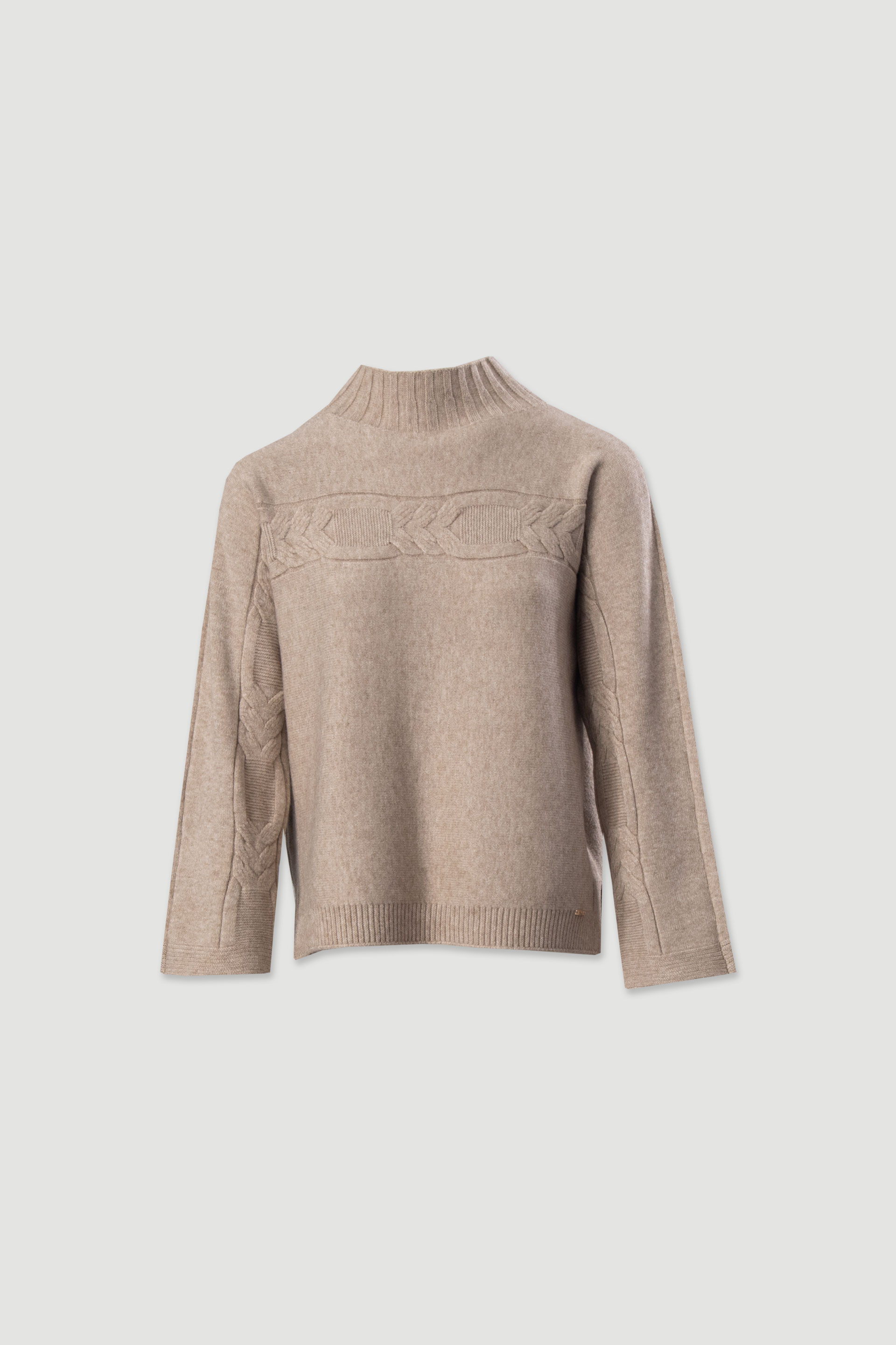 Pull en maille avec torsades