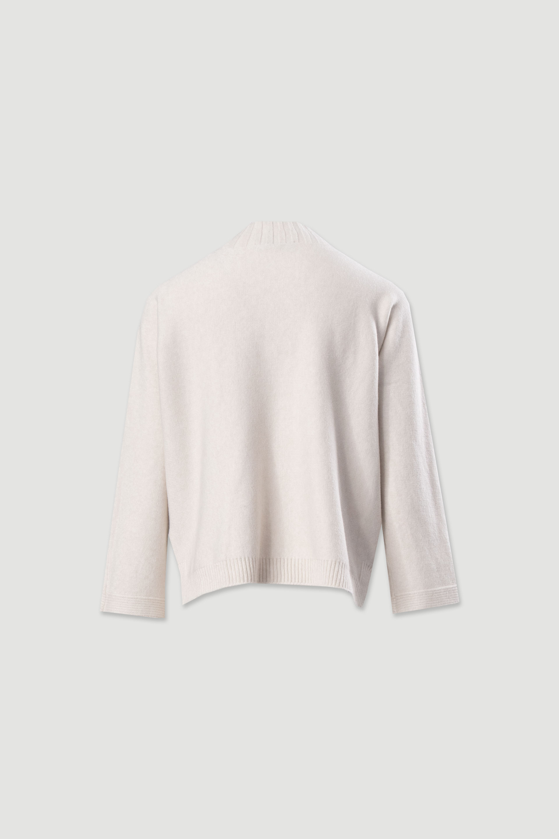 Pull en maille avec torsades