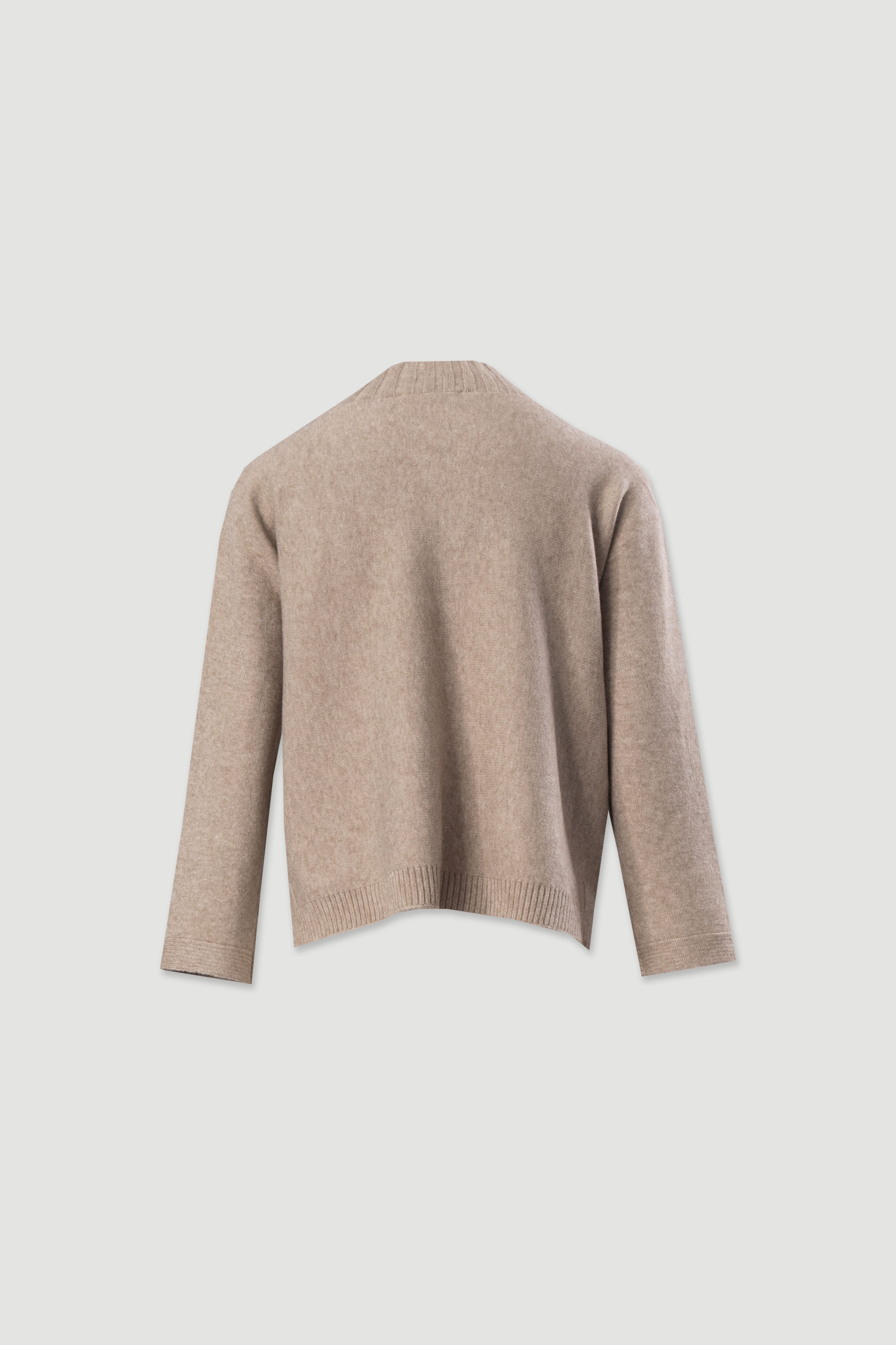 Pull en maille avec torsades