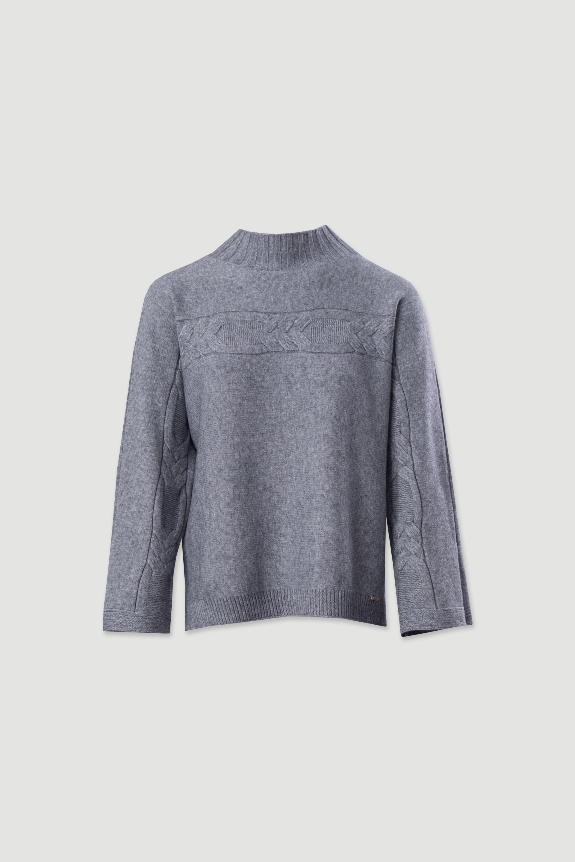 Pull en maille avec torsades