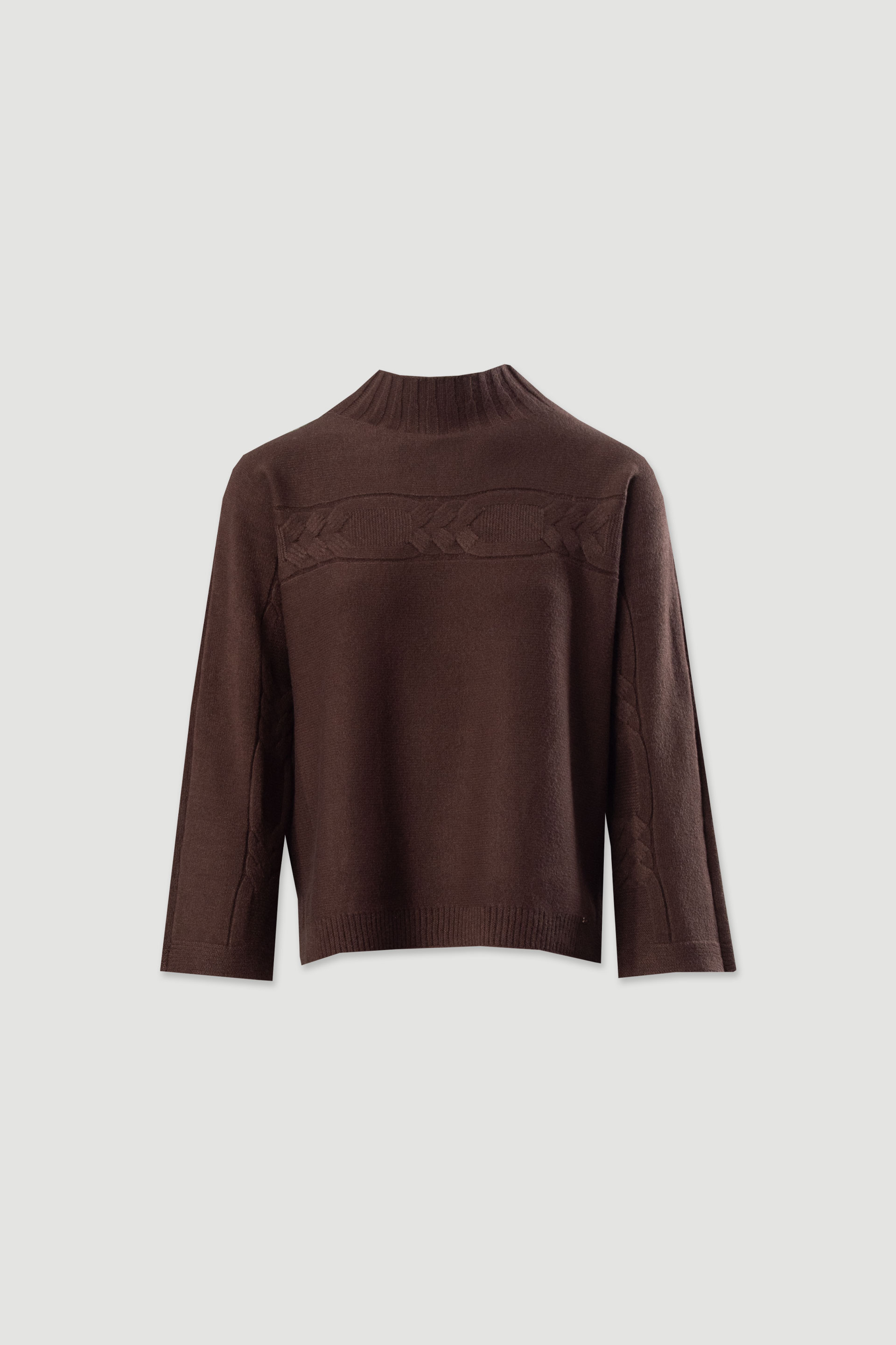 Pull en maille avec torsades