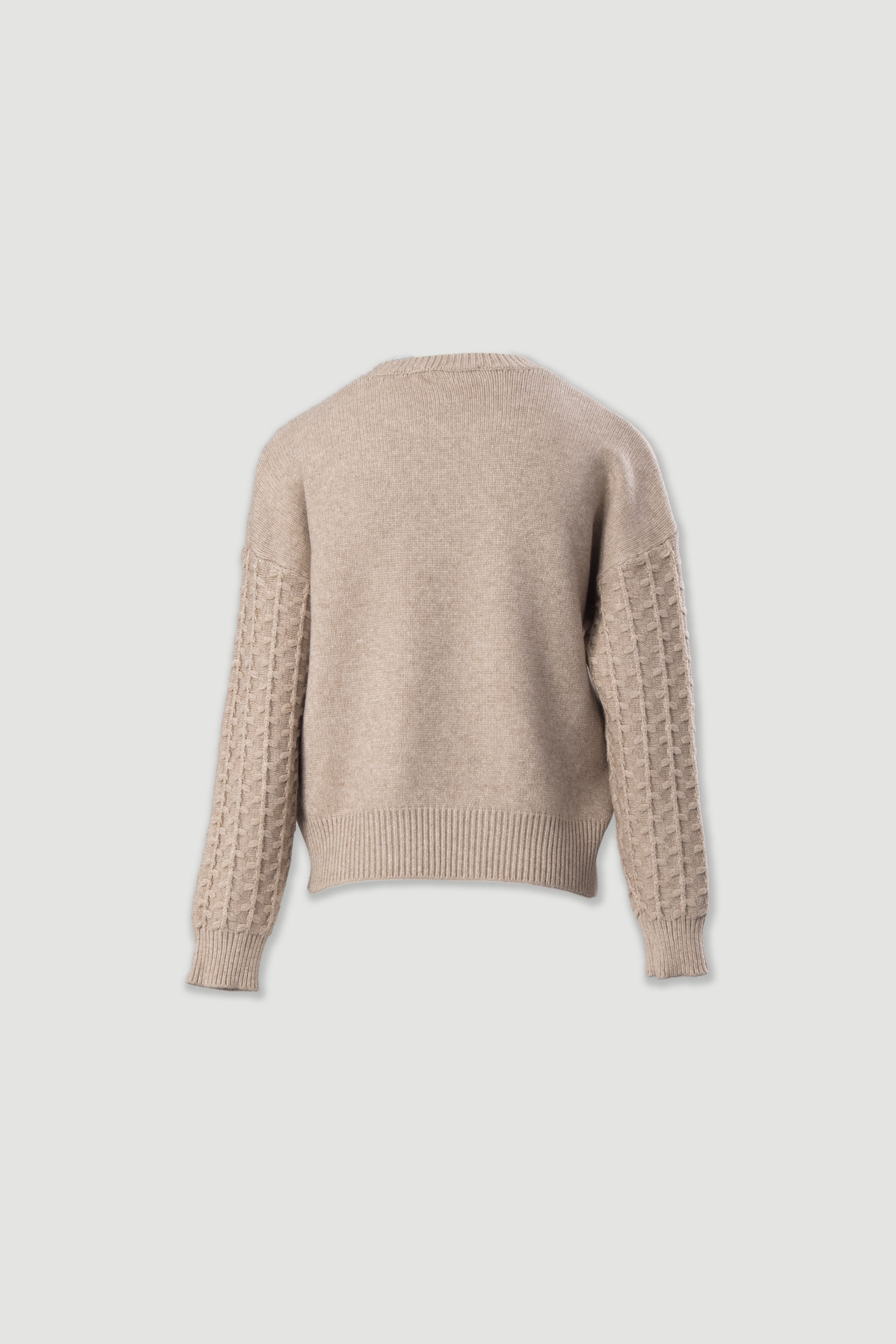 Pull en tricot à manches travaillées