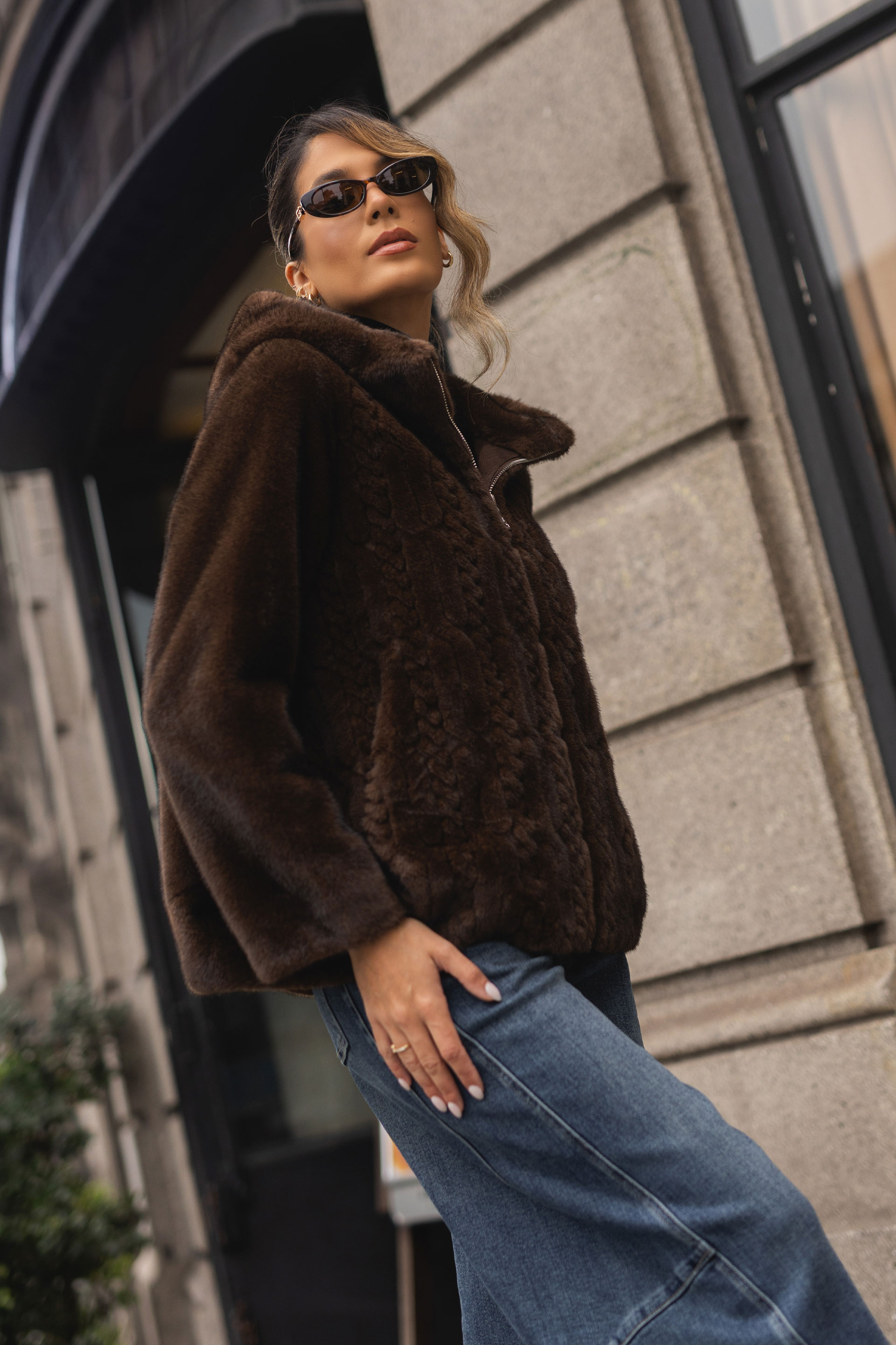 Abrigo de pelo sintético con efecto trenzado