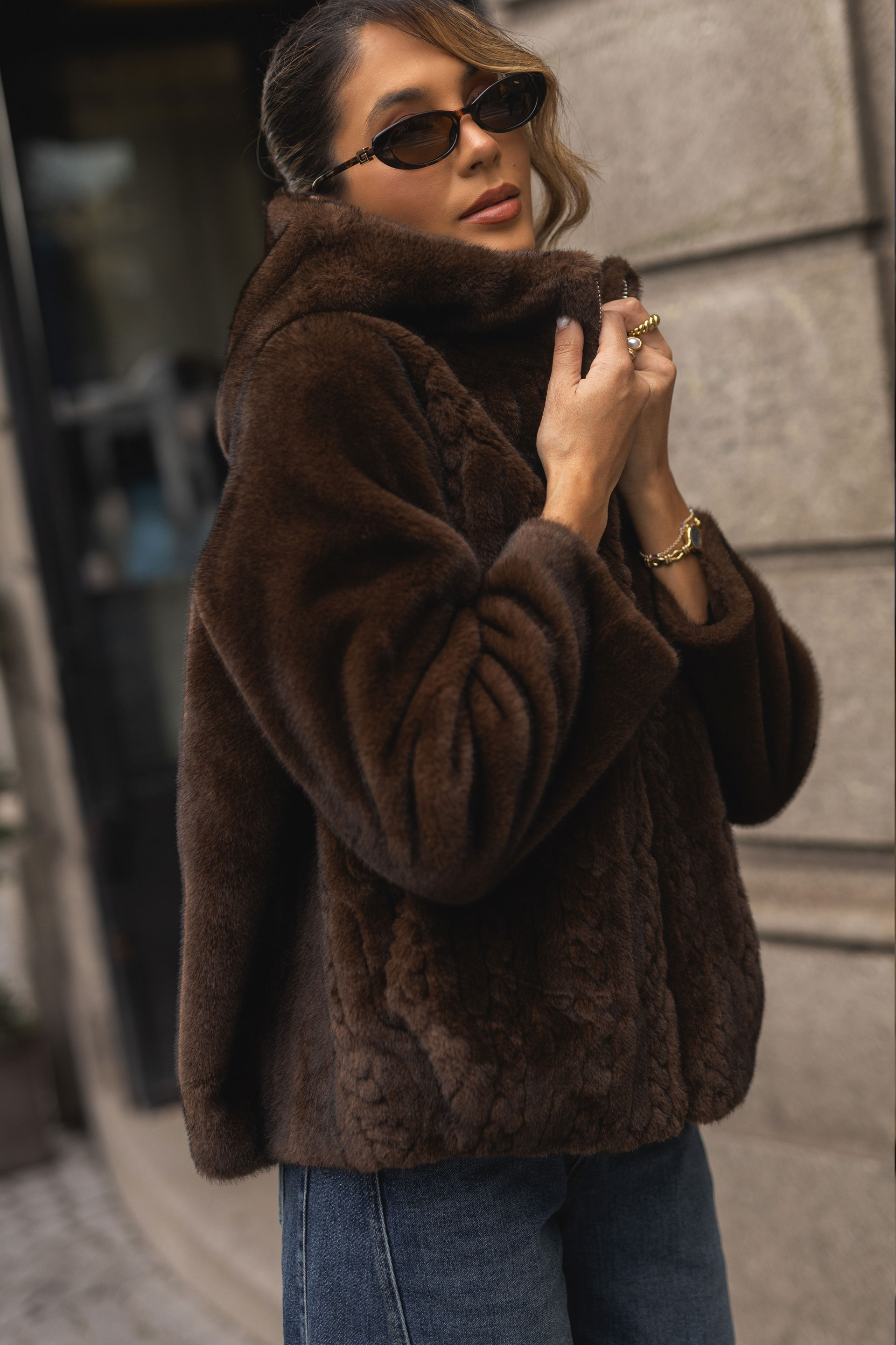 Abrigo de pelo sintético con efecto trenzado