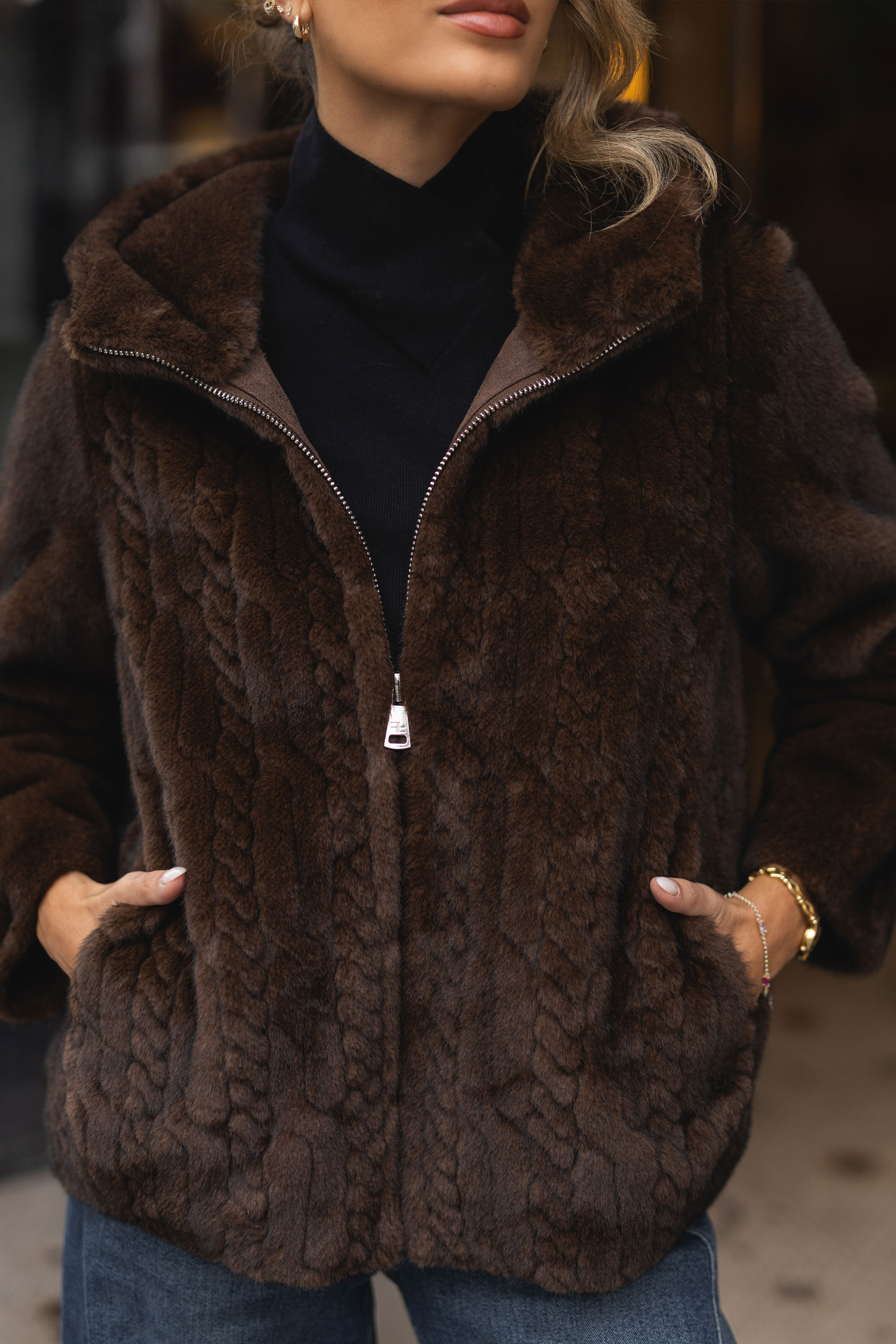 Abrigo de pelo sintético con efecto trenzado