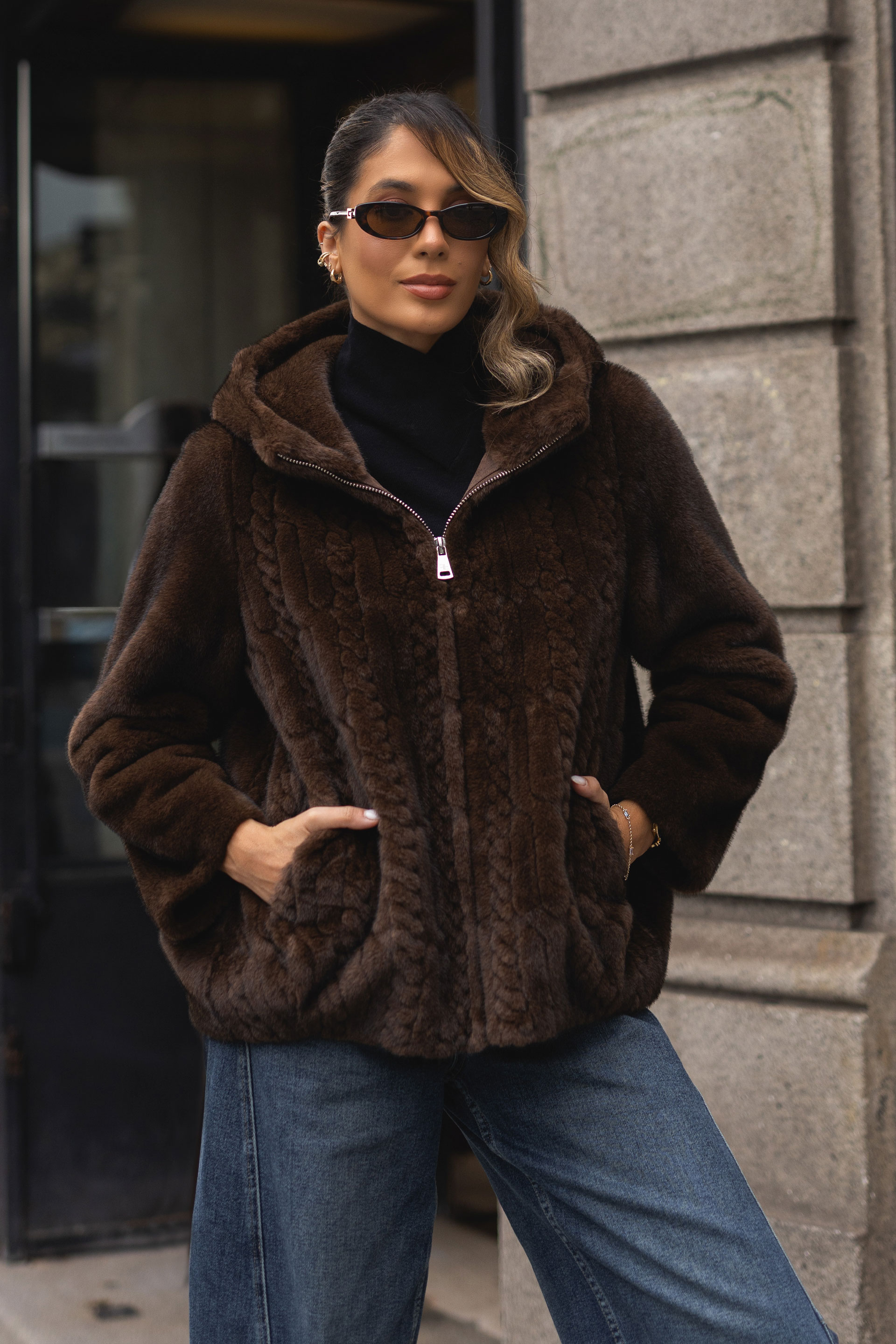 Abrigo de pelo sintético con efecto trenzado