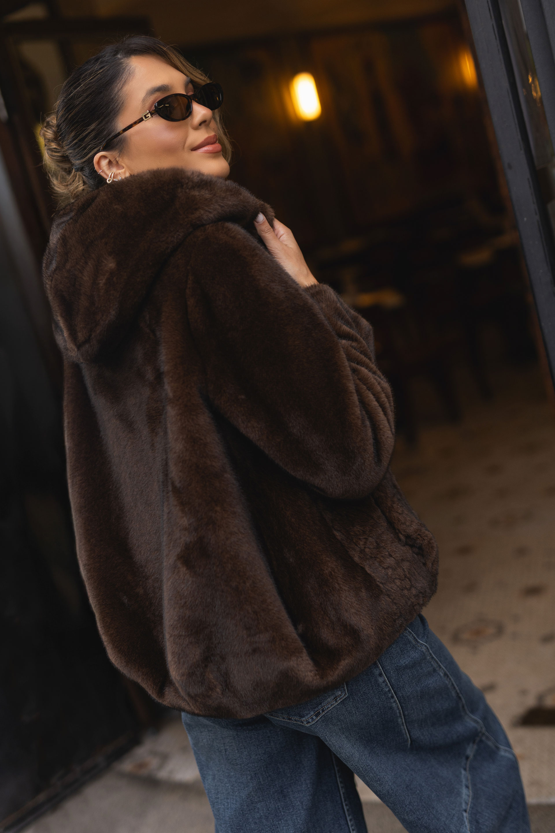 Abrigo de pelo sintético con efecto trenzado