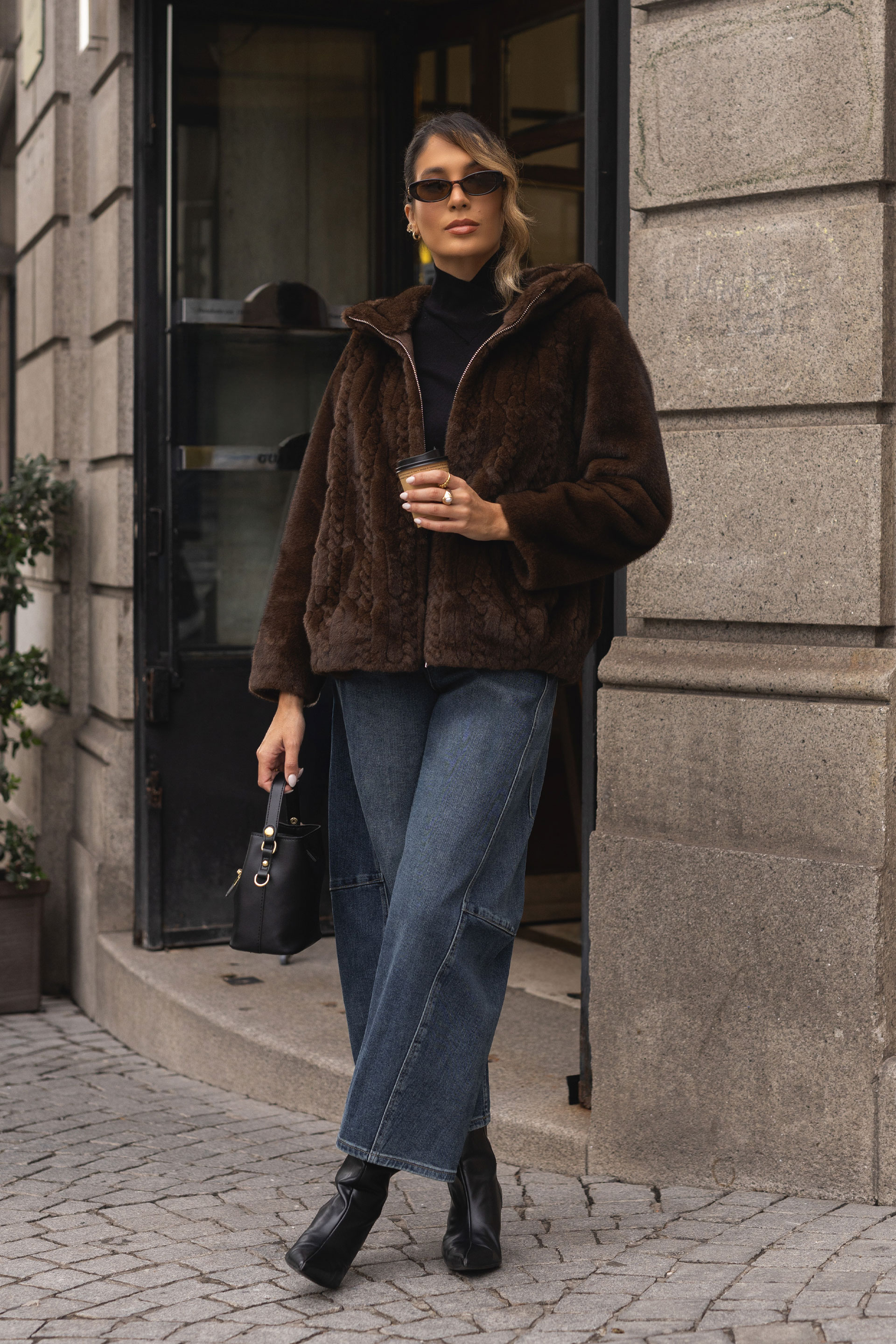 Abrigo de pelo sintético con efecto trenzado