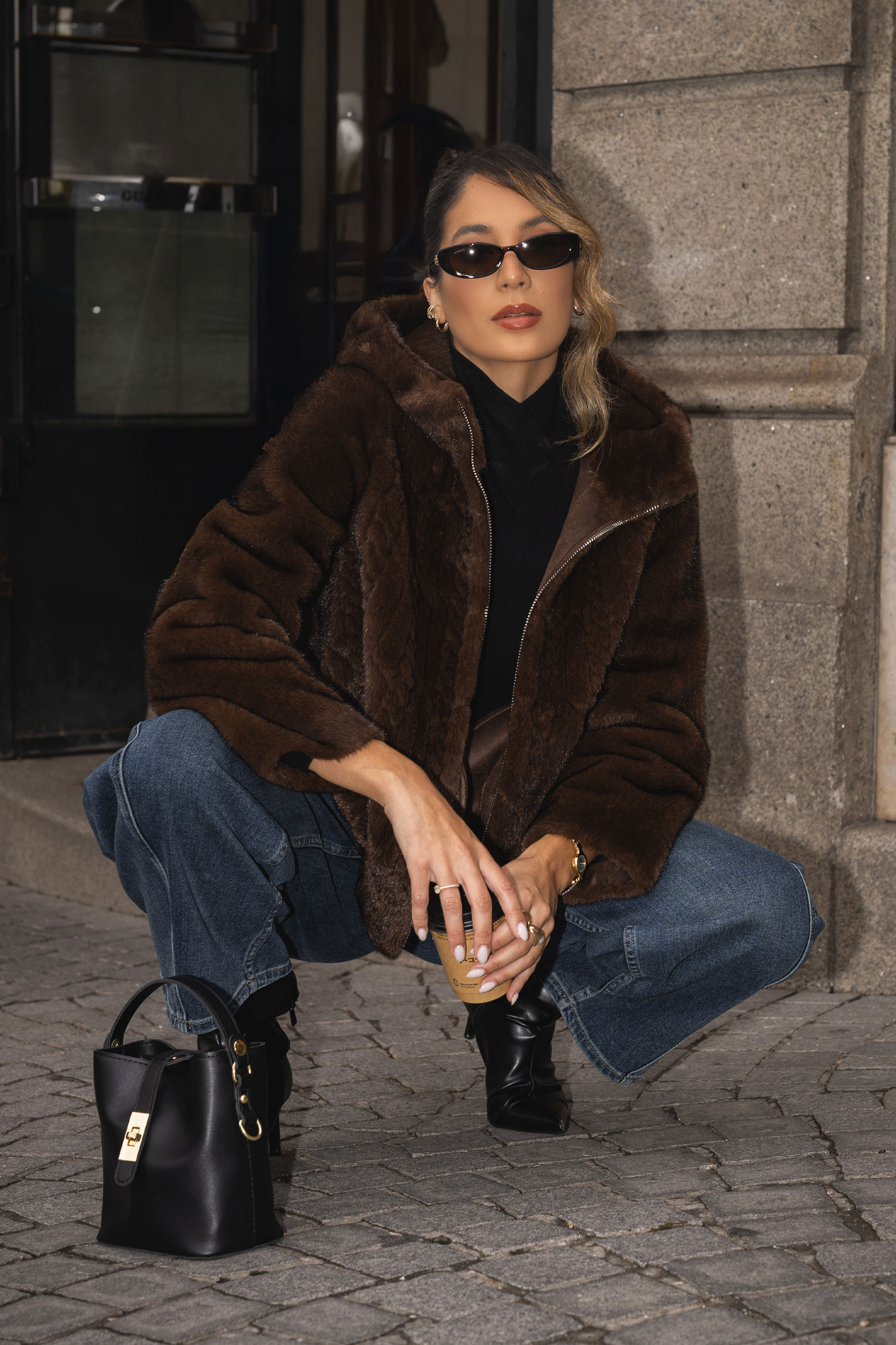 Abrigo de pelo sintético con efecto trenzado