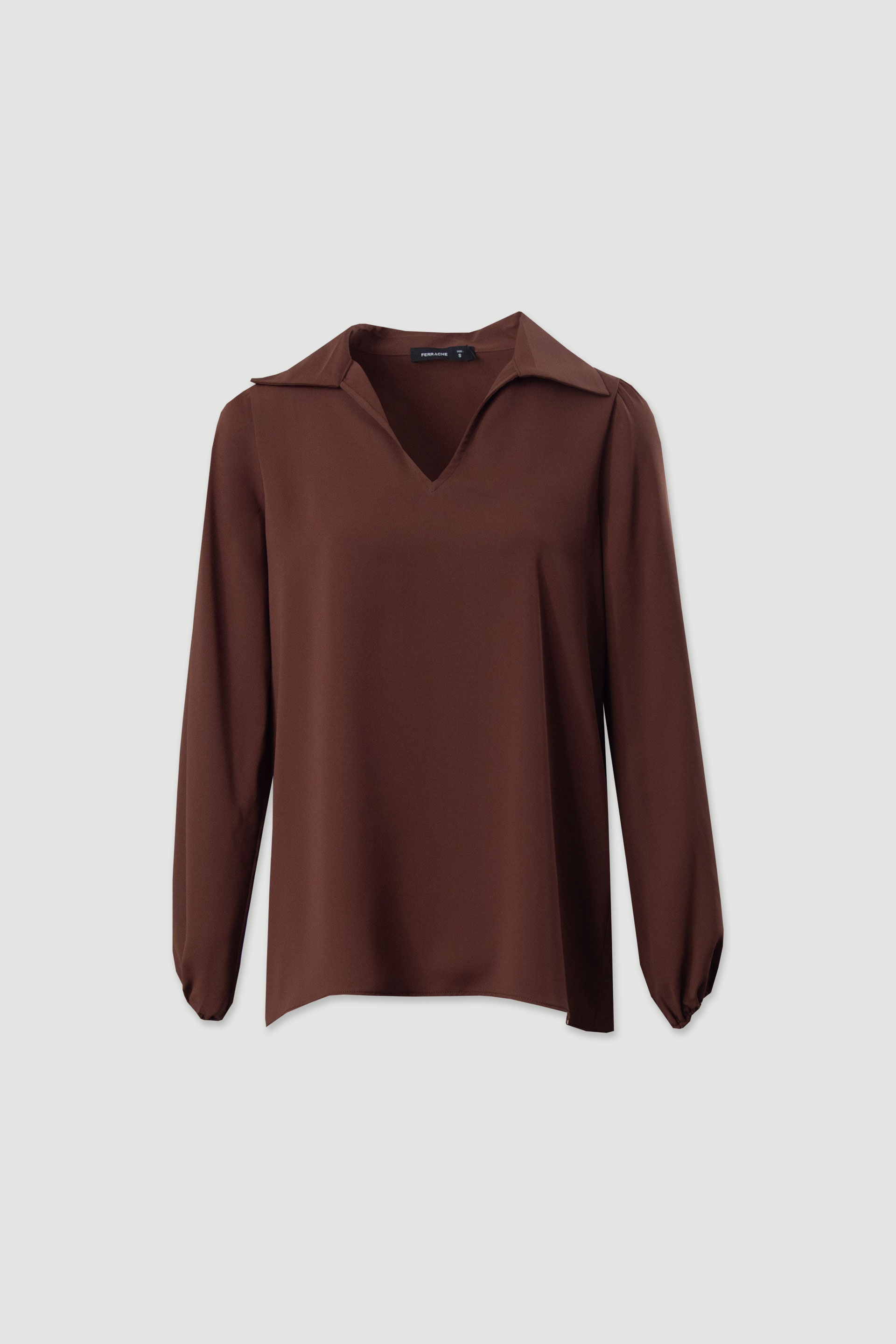 Blusa con escote en v y cuello