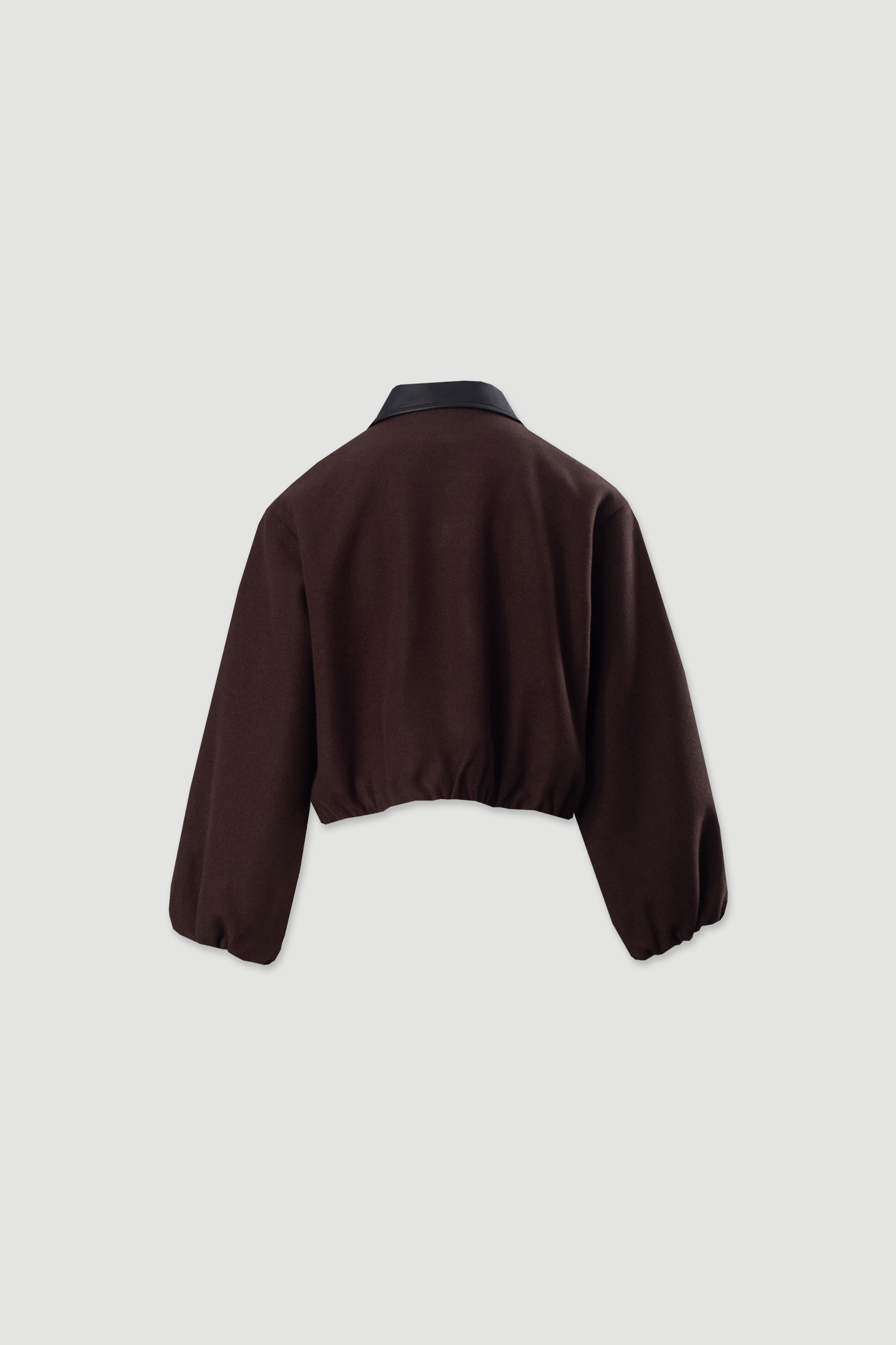 Bomber curto em fazenda