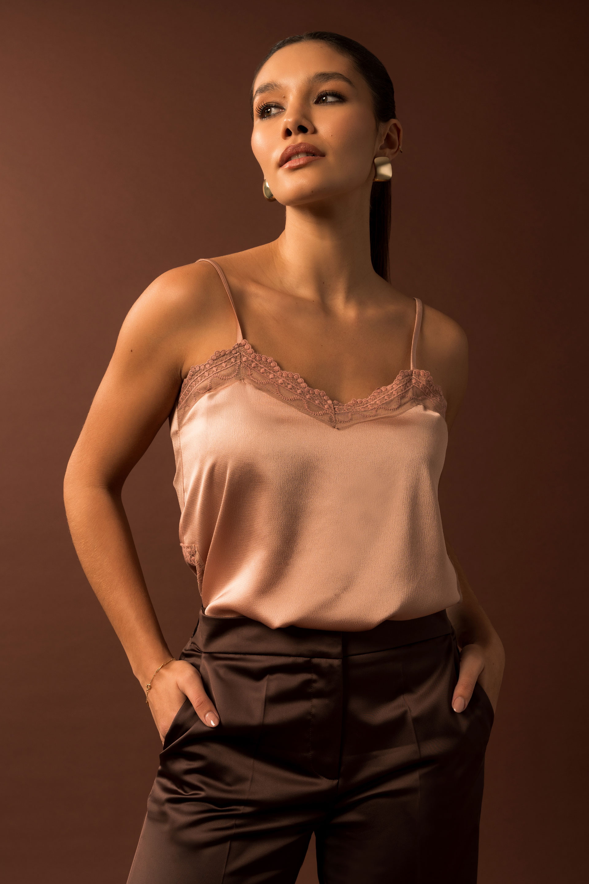 Top satinado de tirantes con detalle de encaje