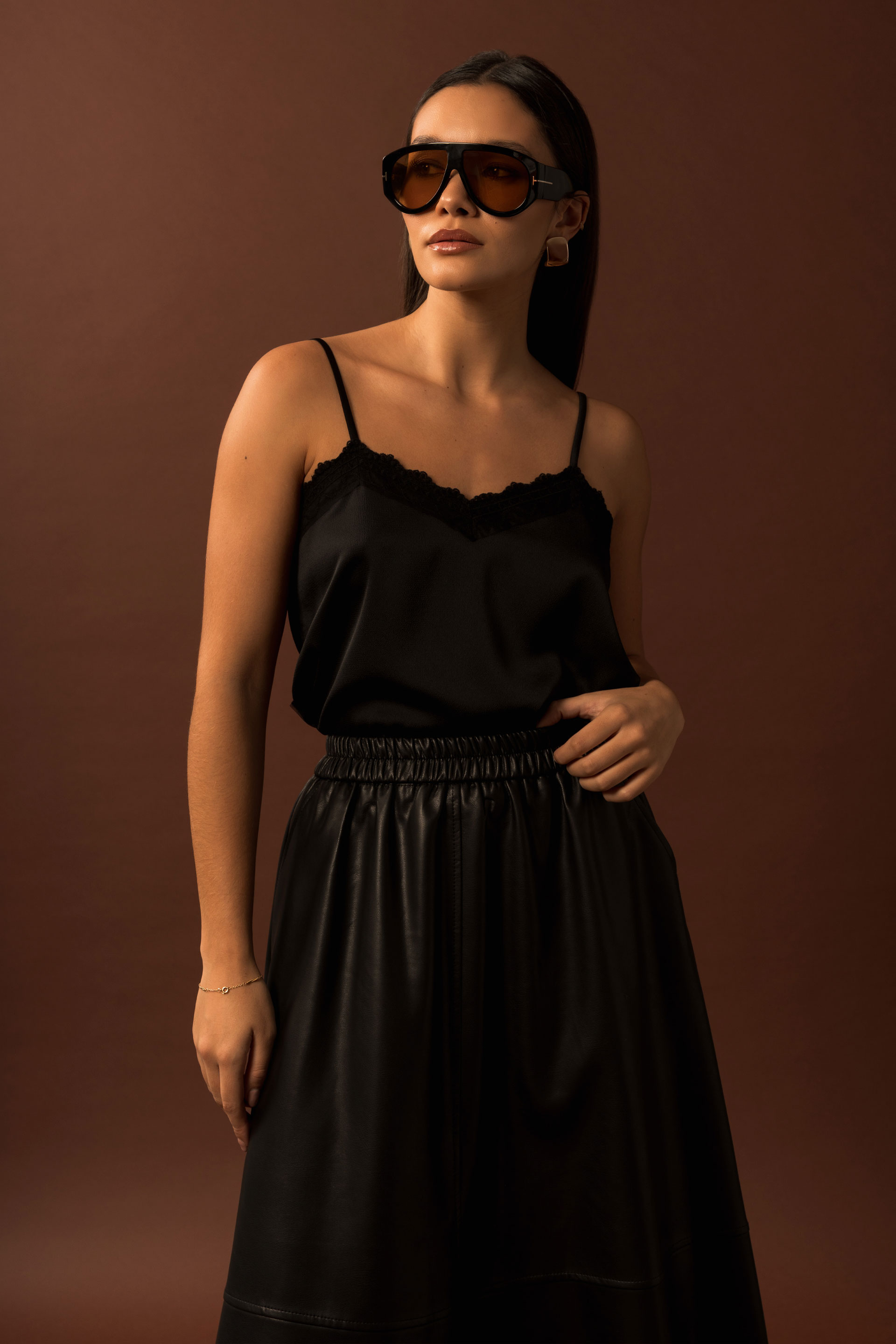 Top de alças acetinado com detalhe em renda