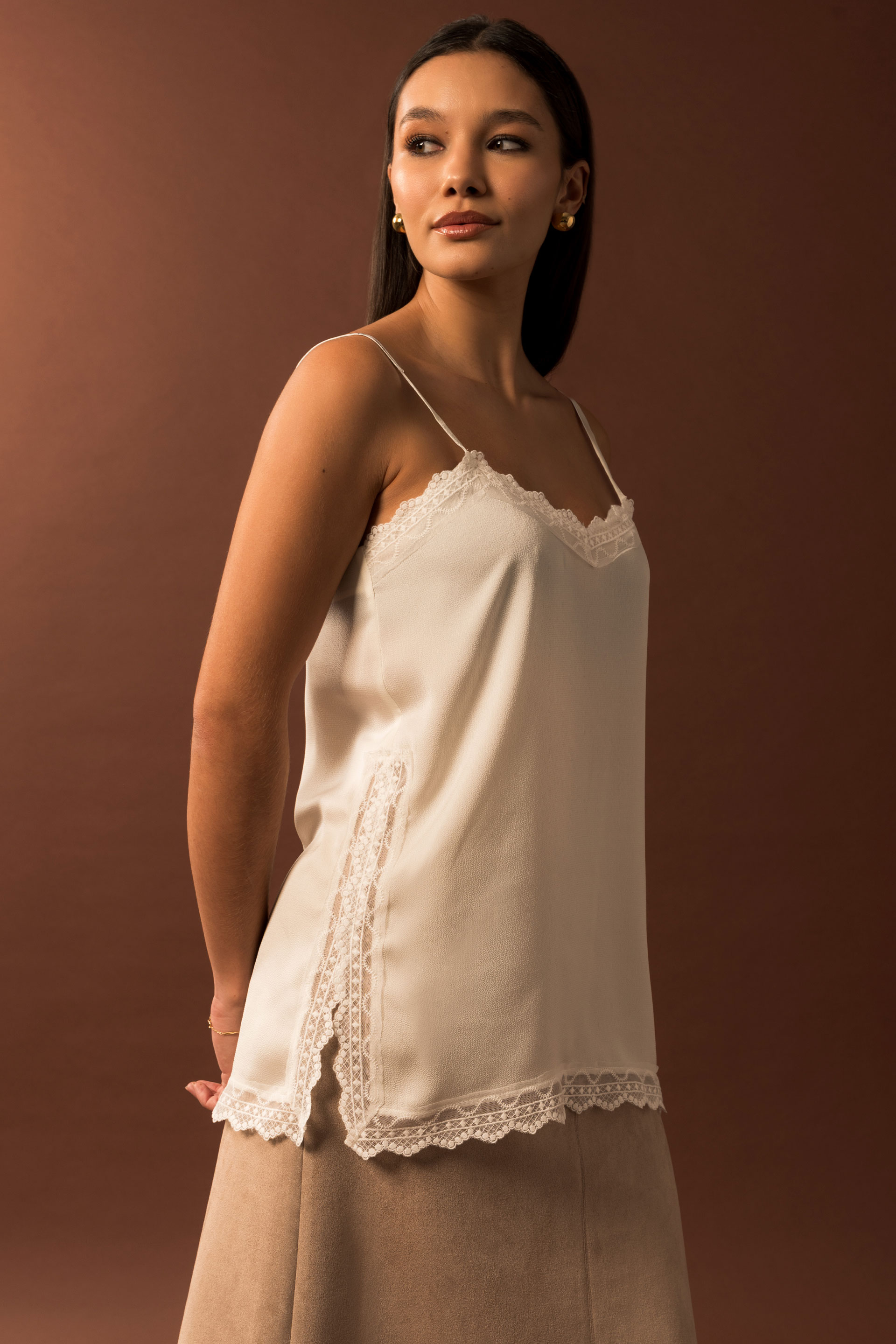 Top de alças acetinado com detalhe em renda