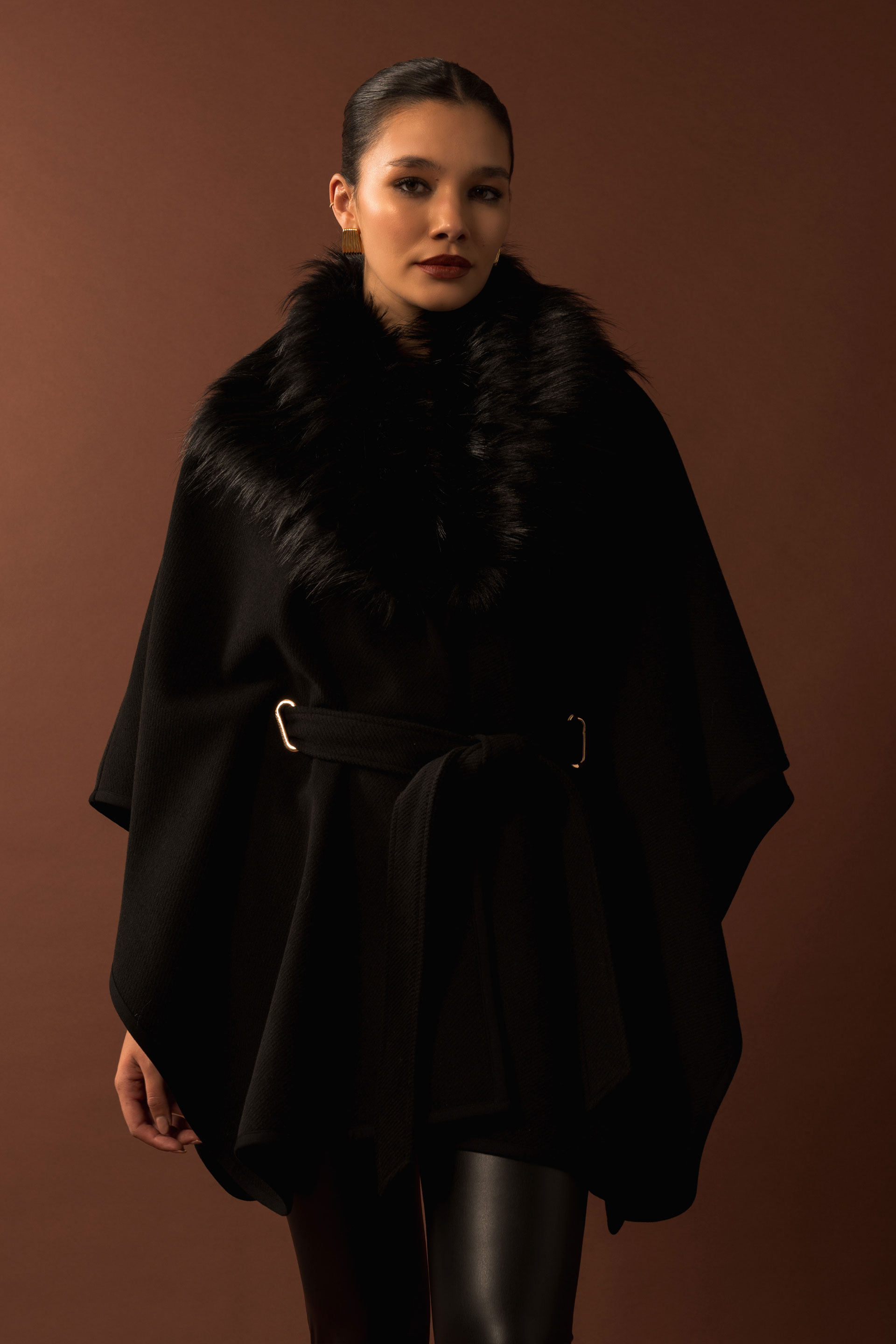 Capa com gola em pelo