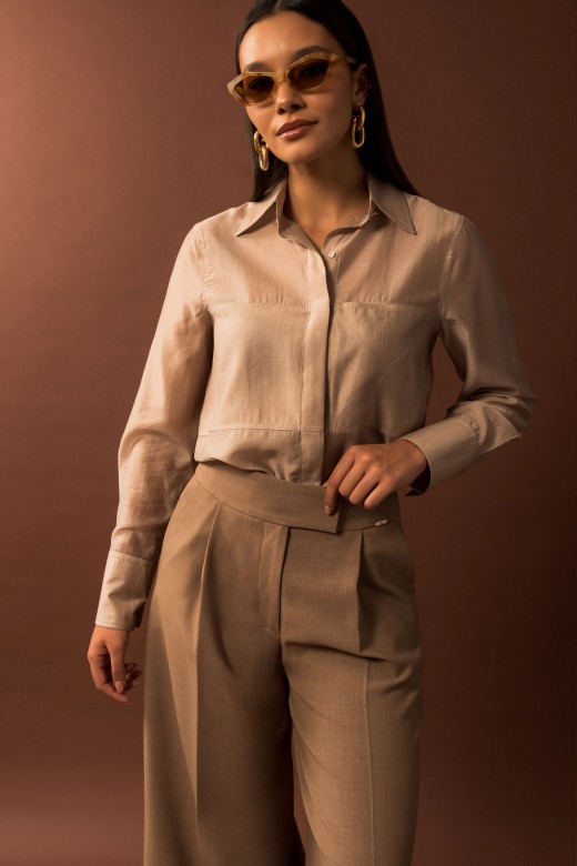 Blusa em liocel com detalhe de tecido duplo na frente Blusa em liocel com detalhe de tecido duplo na frente