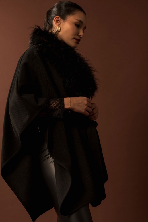 Capa com gola em pelo