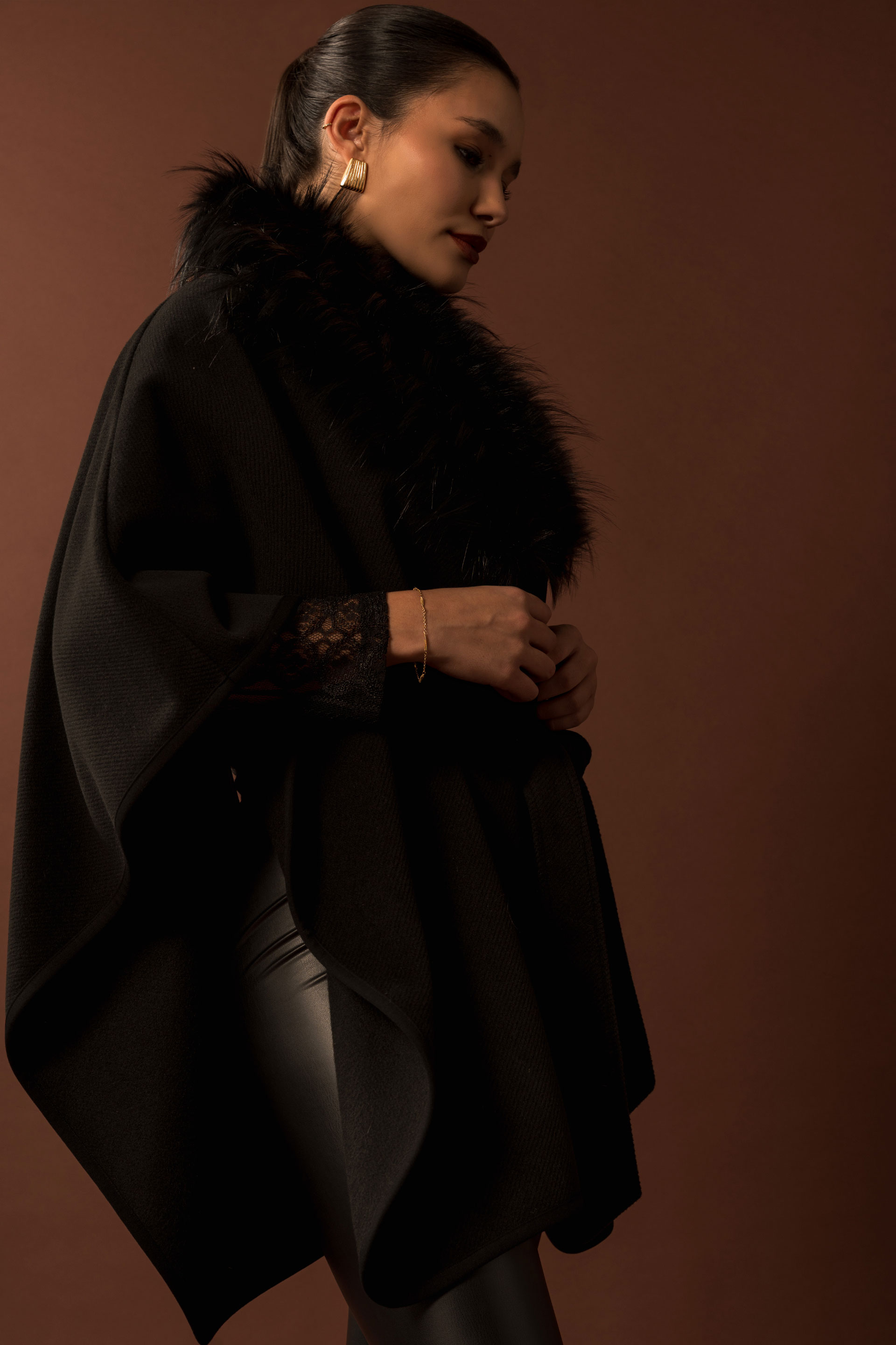 Capa com gola em pelo