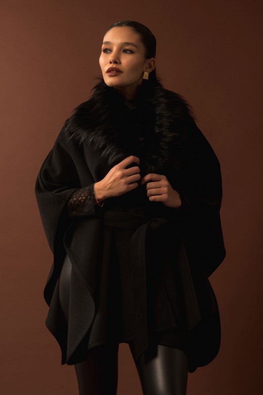 Cape with faux fur collar Cape with faux fur collar