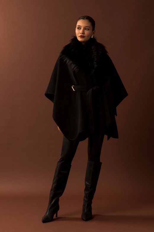 Capa com gola em pelo