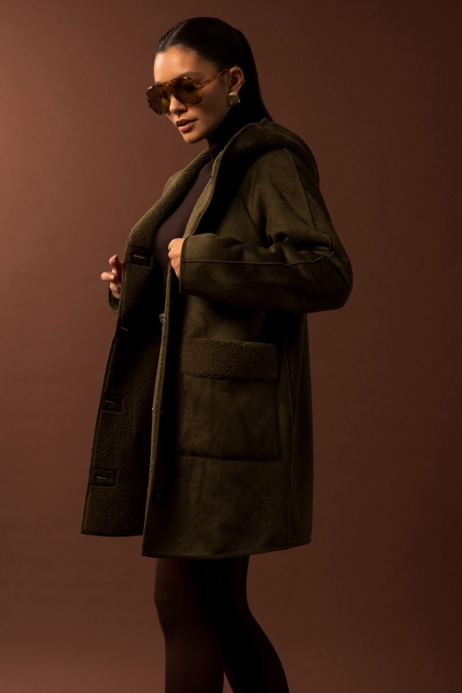 Casaco reversível com capuz e efeito camurça Casaco reversível com capuz e efeito camurça